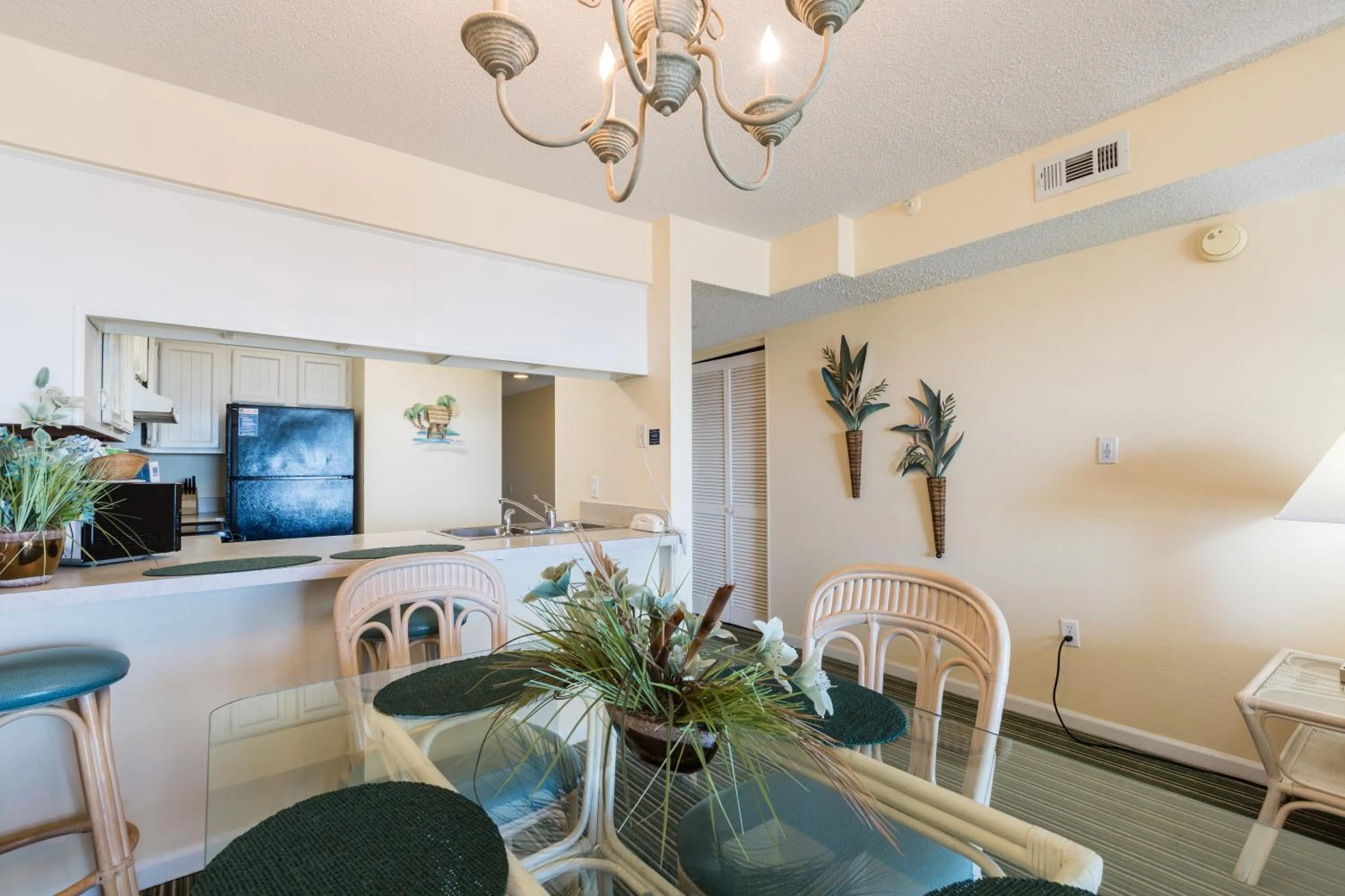 Dining area in Windy Shores II