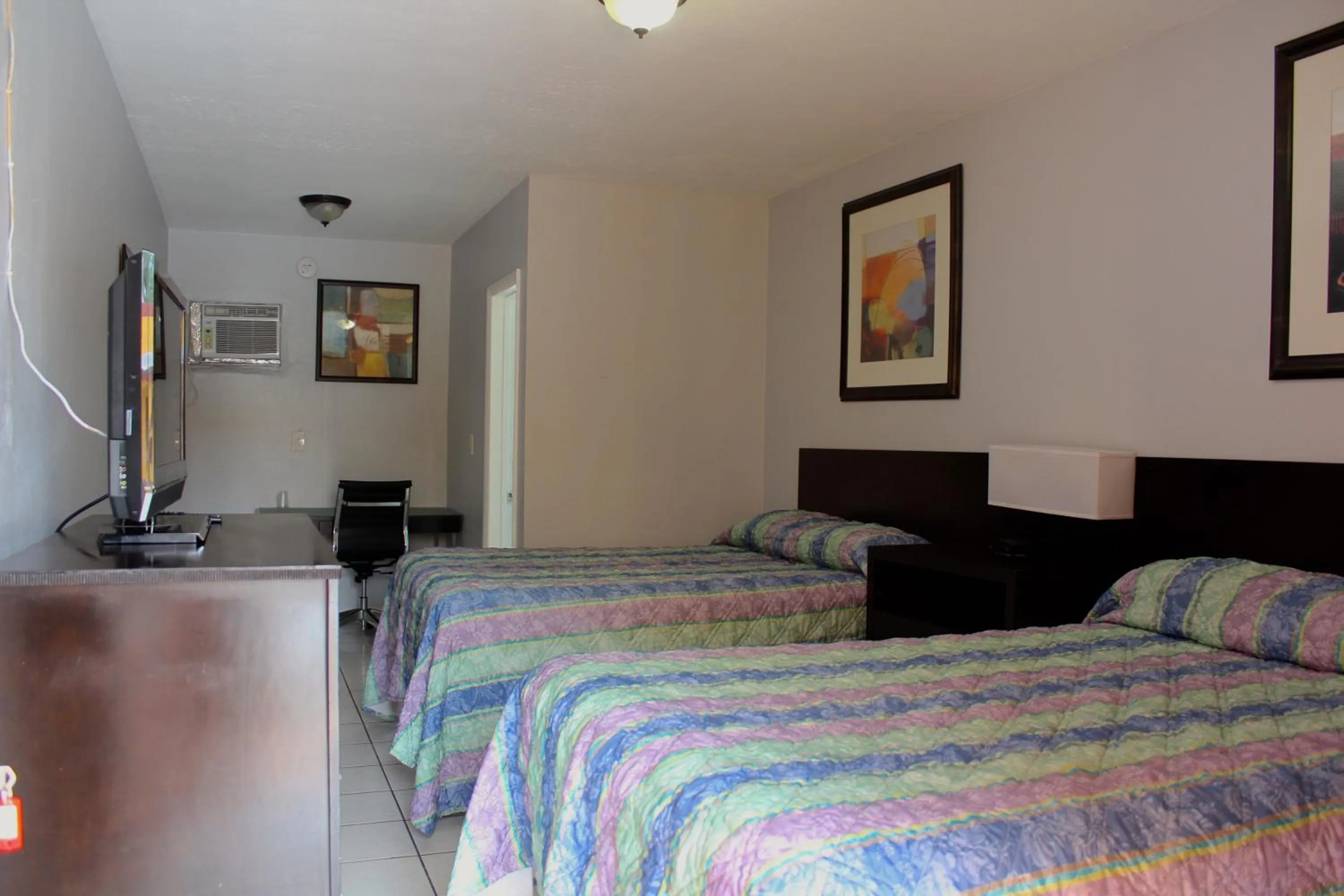 Photo of the whole room, Bed in Ramona Motel