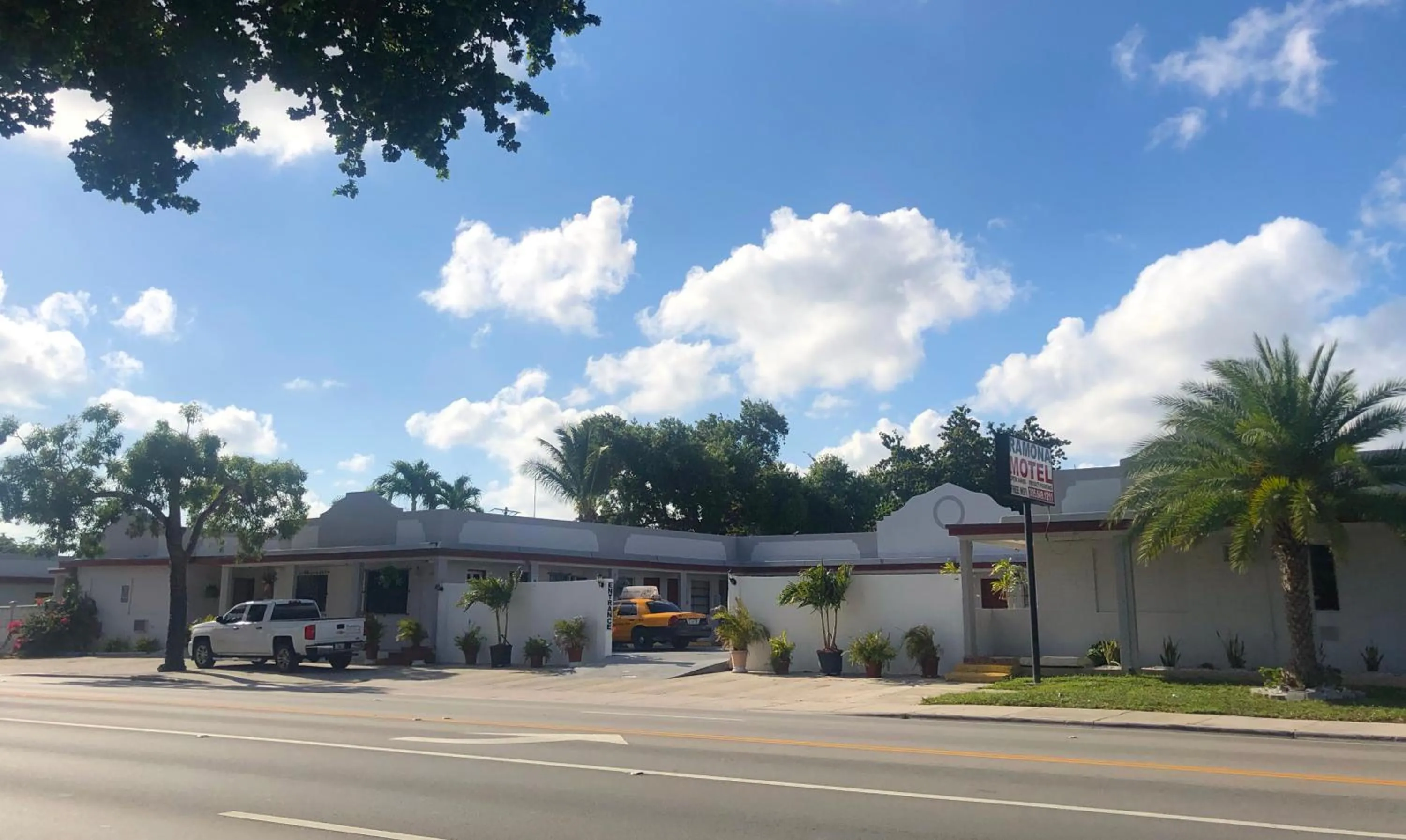 Facade/entrance in Ramona Motel