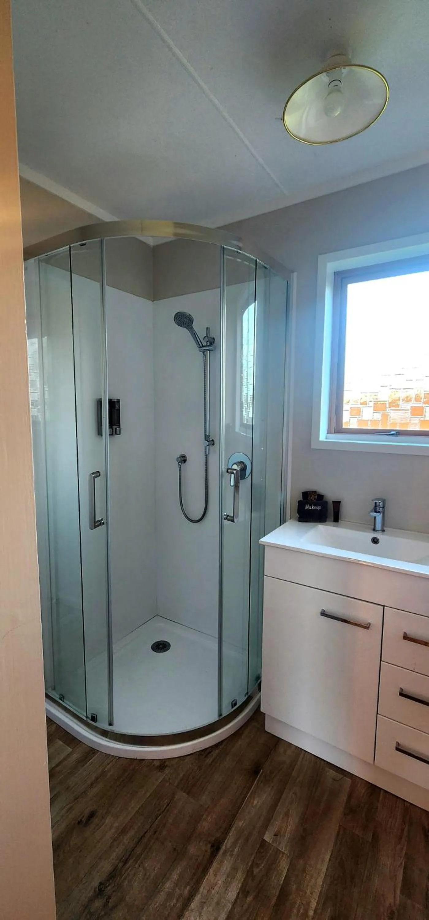 Shower in Acorn Estate Motel