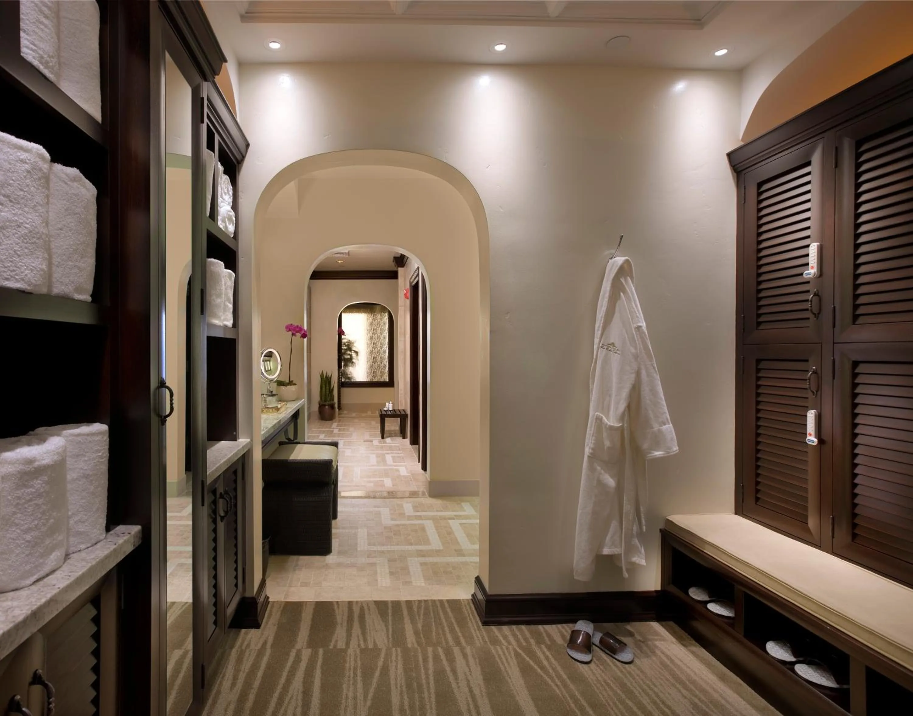 Bathroom, Bed in Harbor View Inn