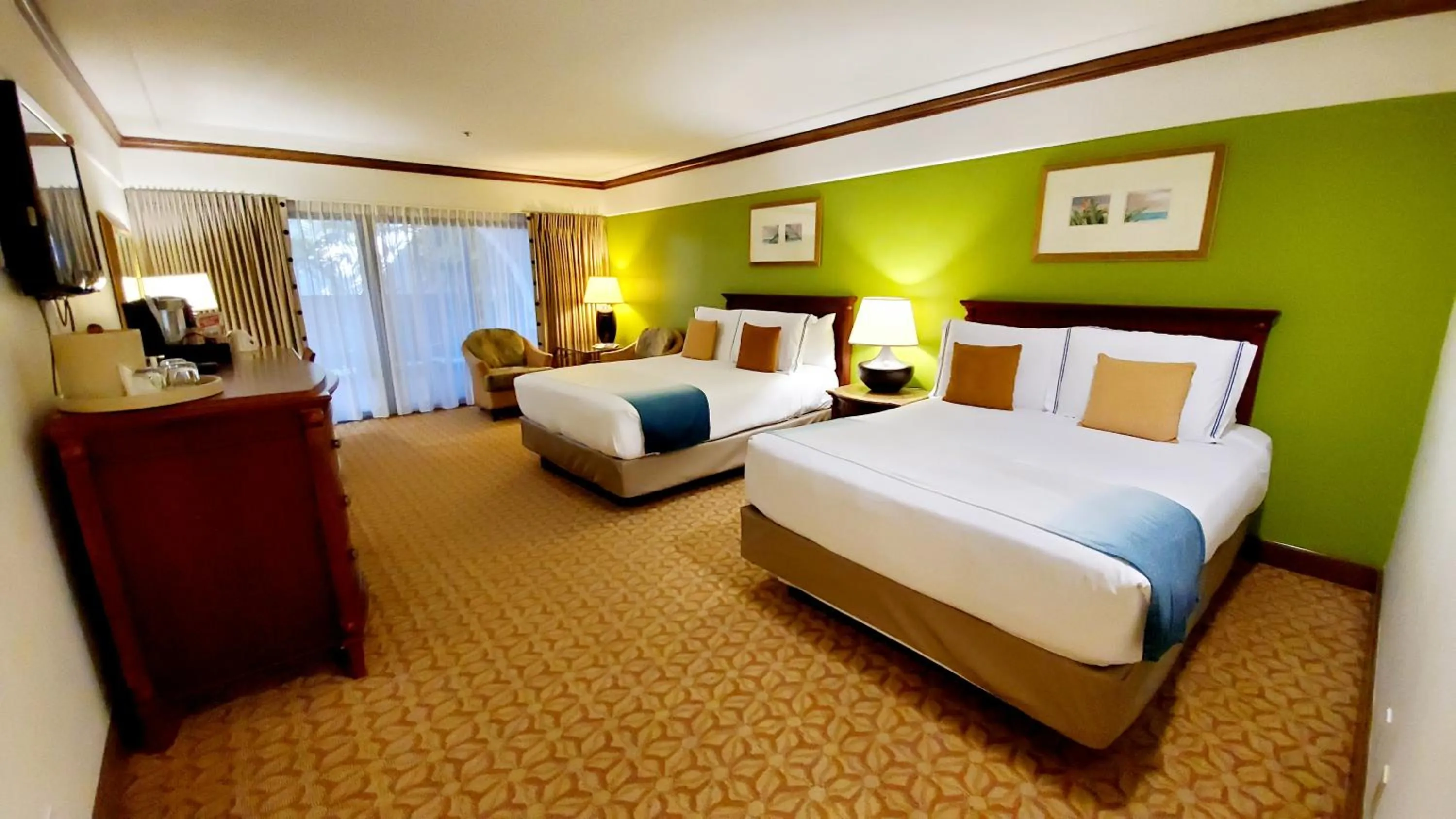 Photo of the whole room, Bed in Harbor View Inn