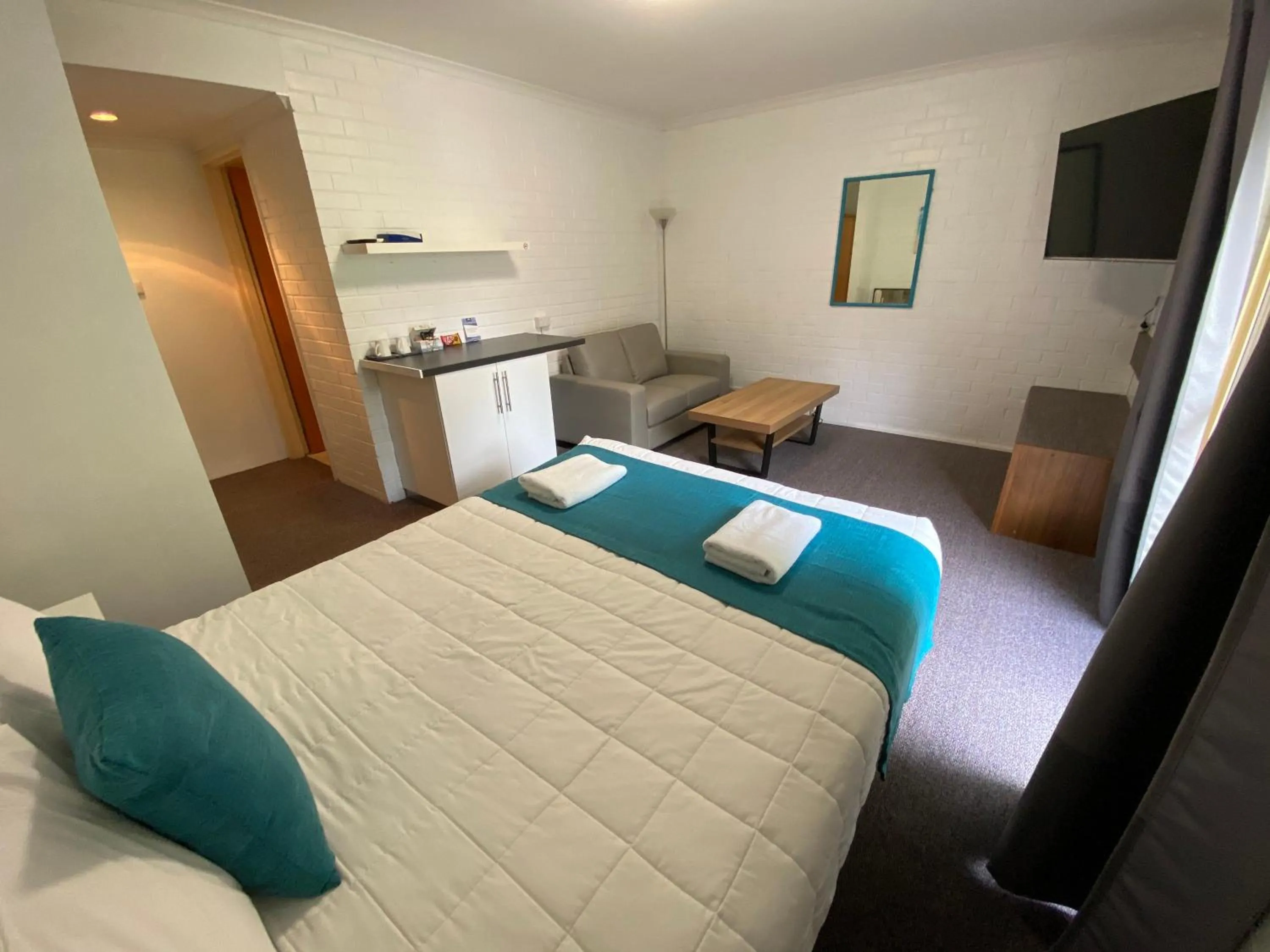 Bed in Top of the Town Motor Inn