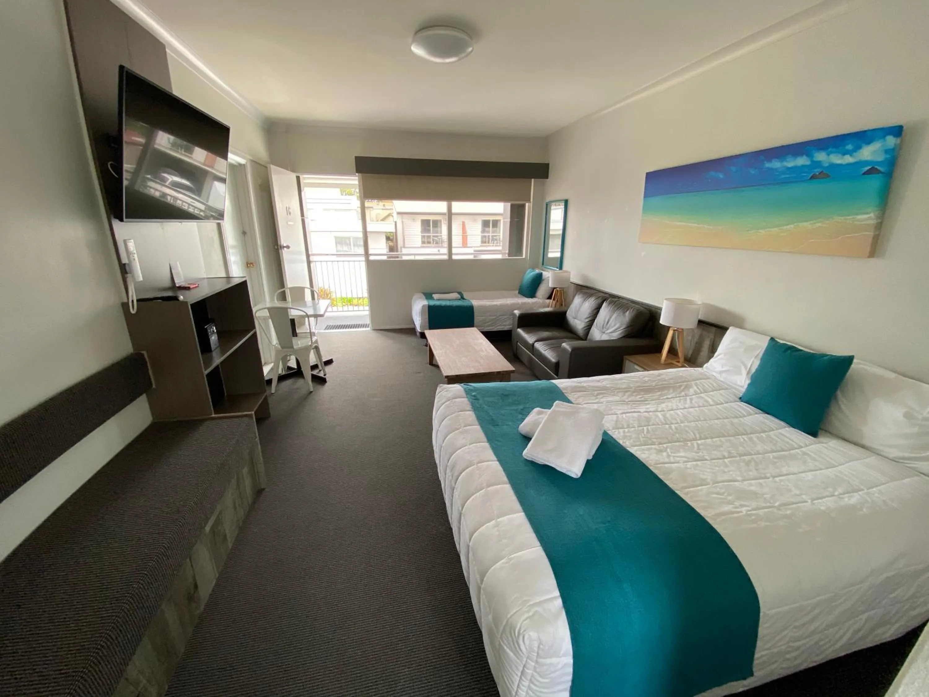 Bed in Top of the Town Motor Inn