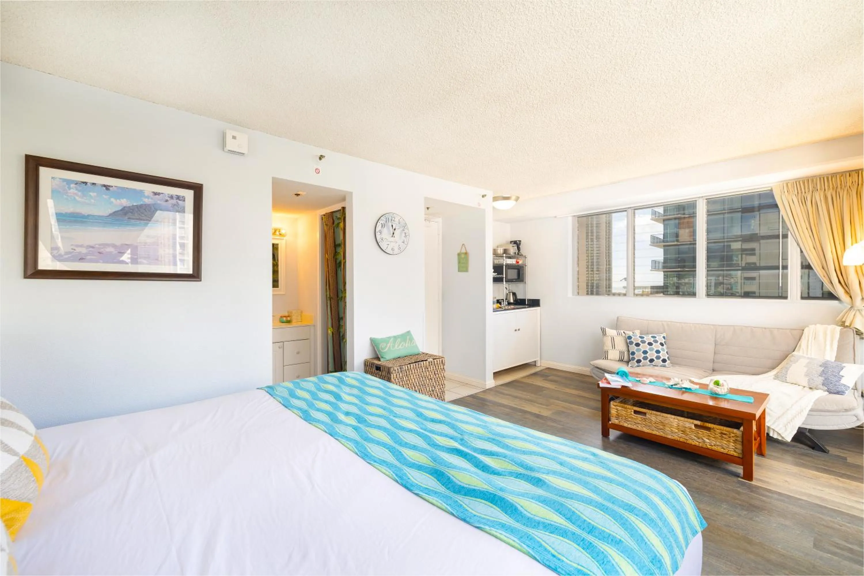 Bed in Beautiful Studio in the Heart of Vibrant Waikiki