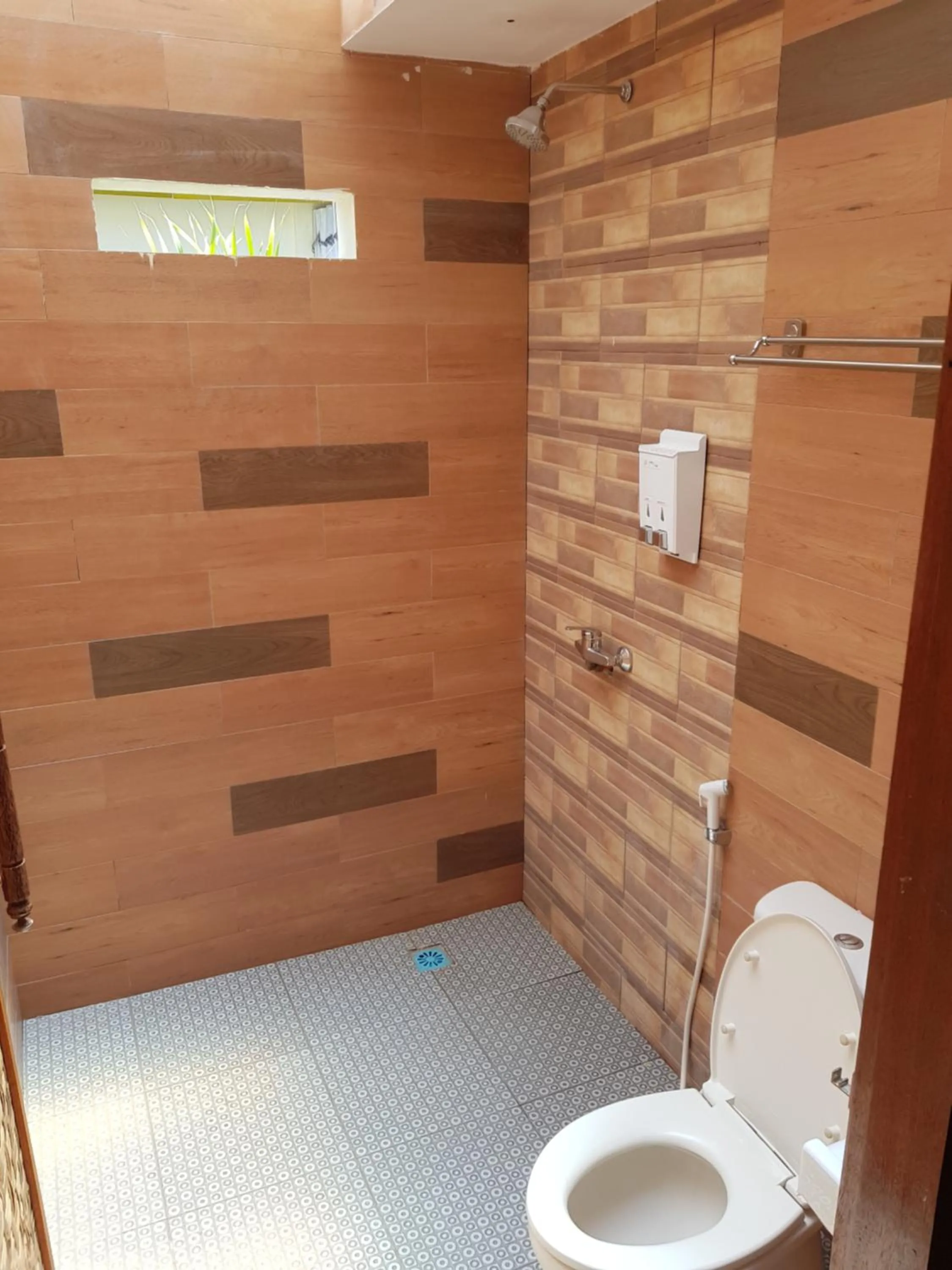 Shower in Balenta Bungalow Gili Trawangan