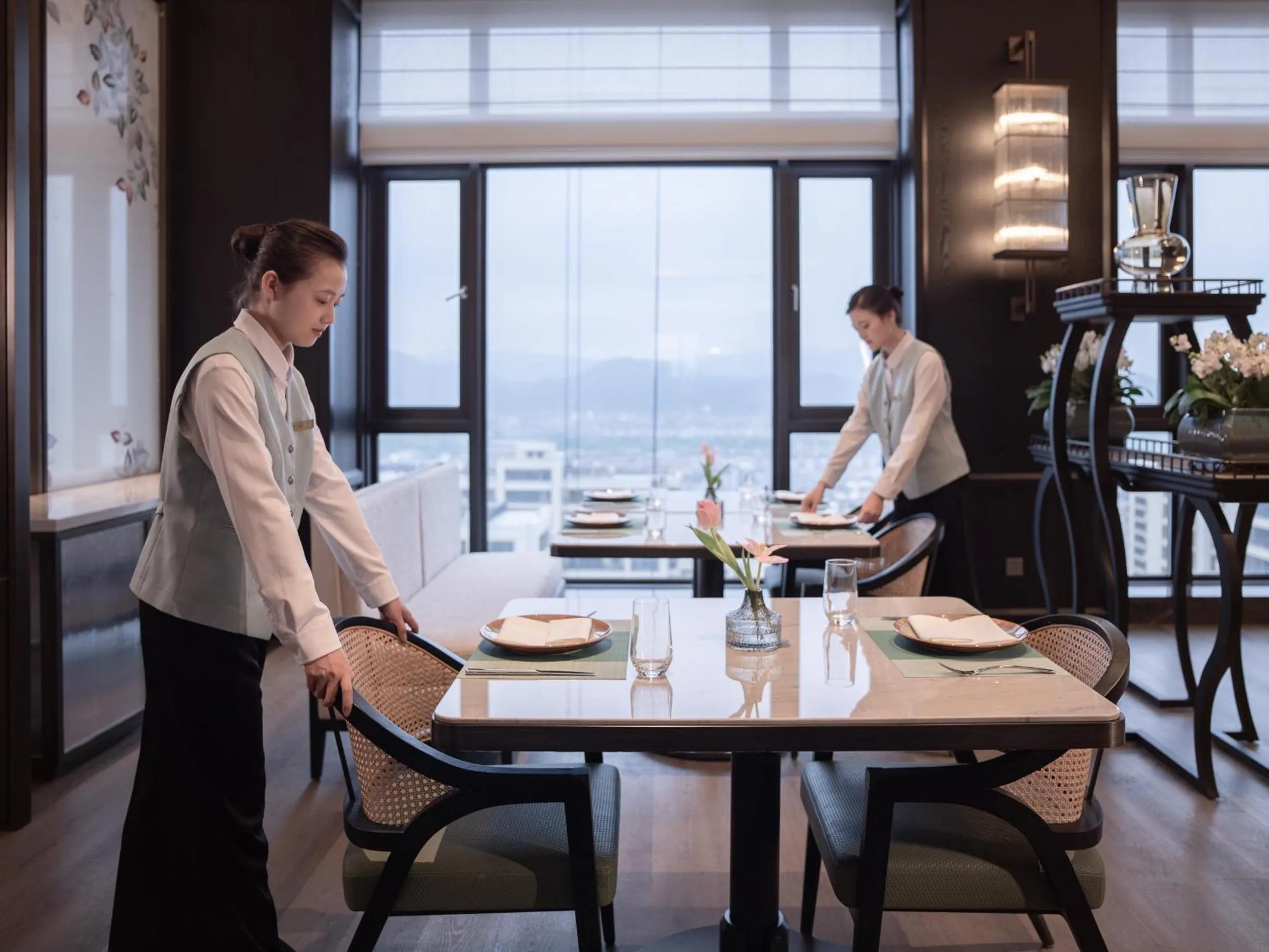 Restaurant/places to eat in Kingdom Hotel