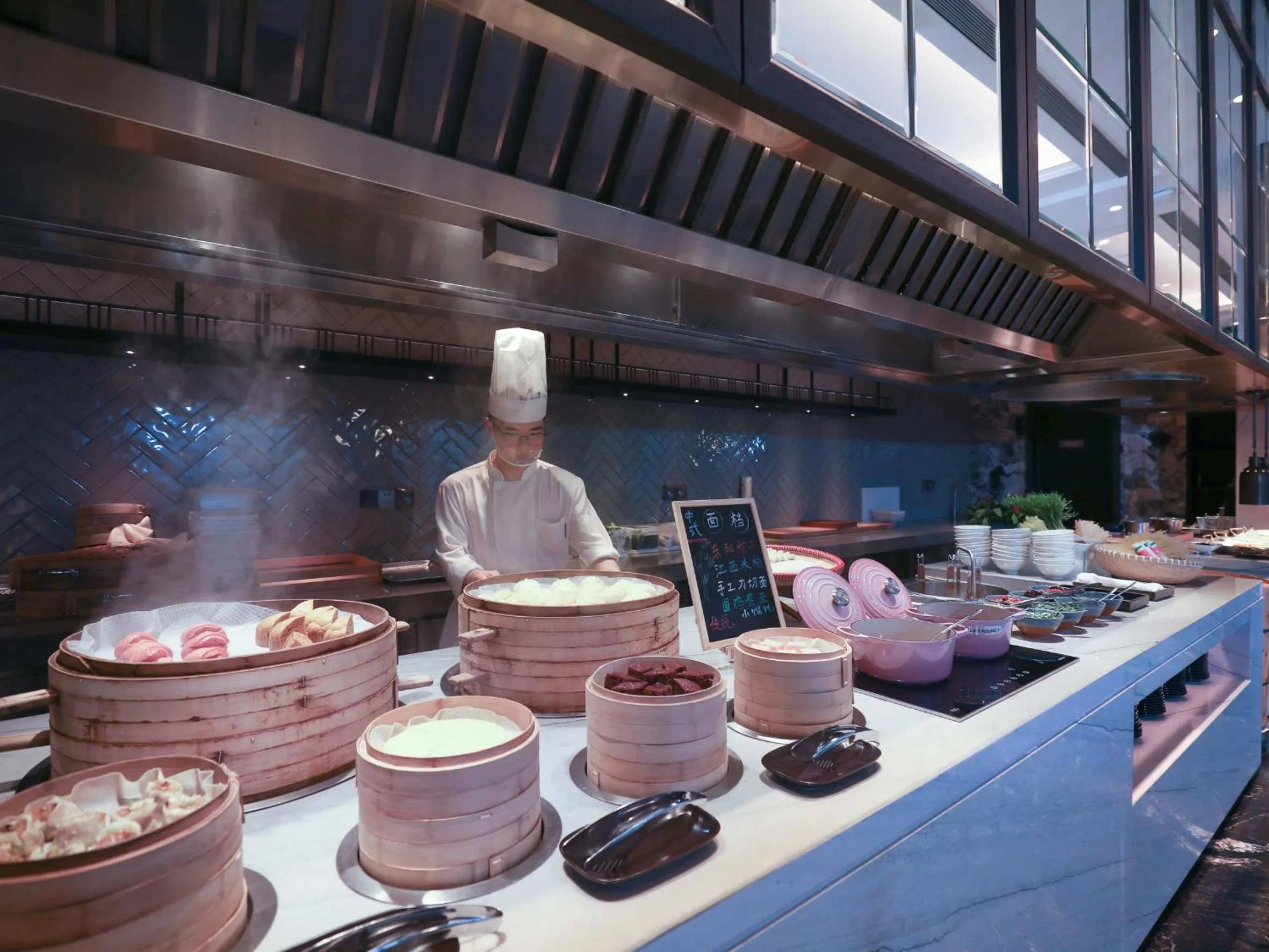 Restaurant/places to eat in Kingdom Hotel