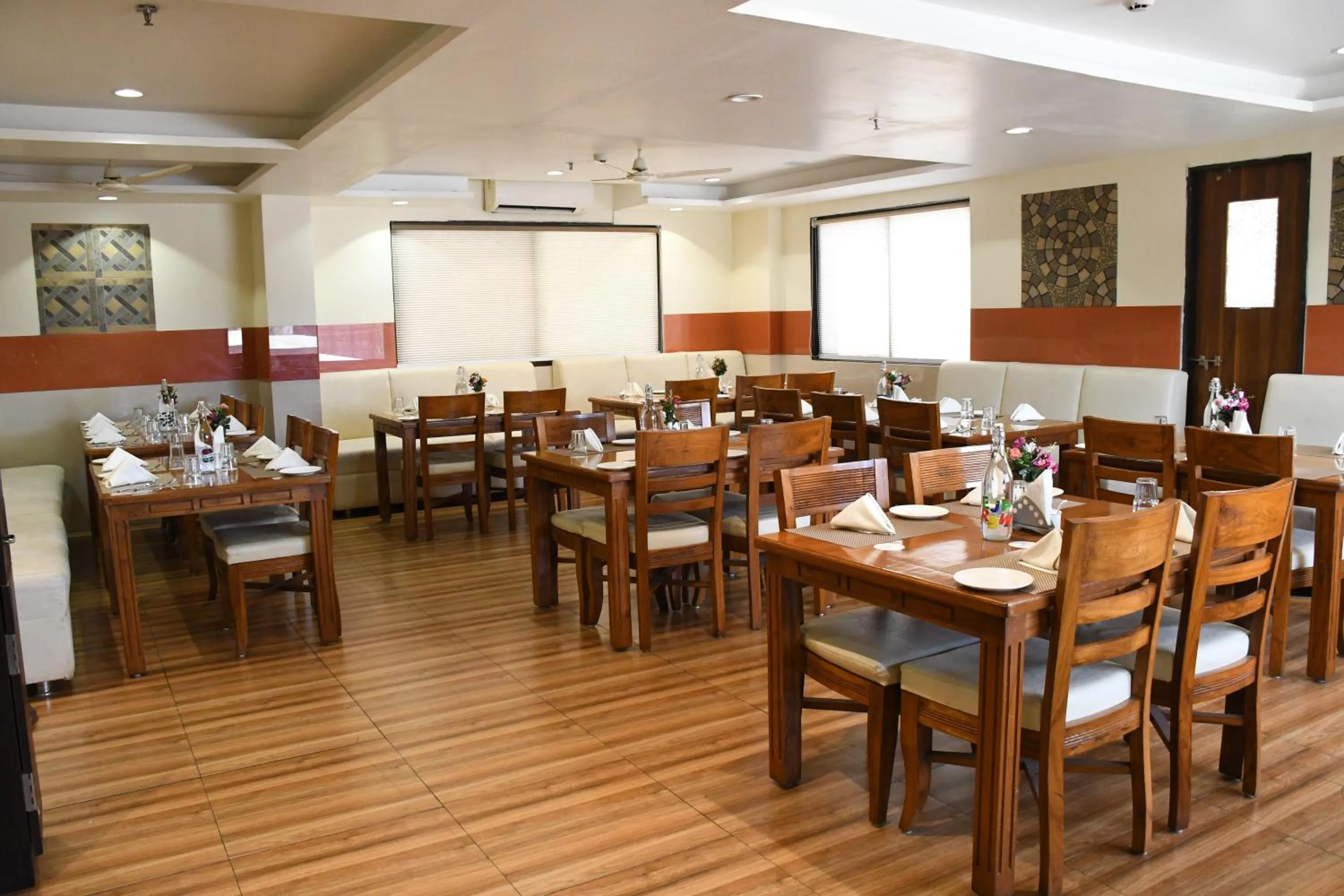 Restaurant/places to eat in Sai Neem Tree Hotel