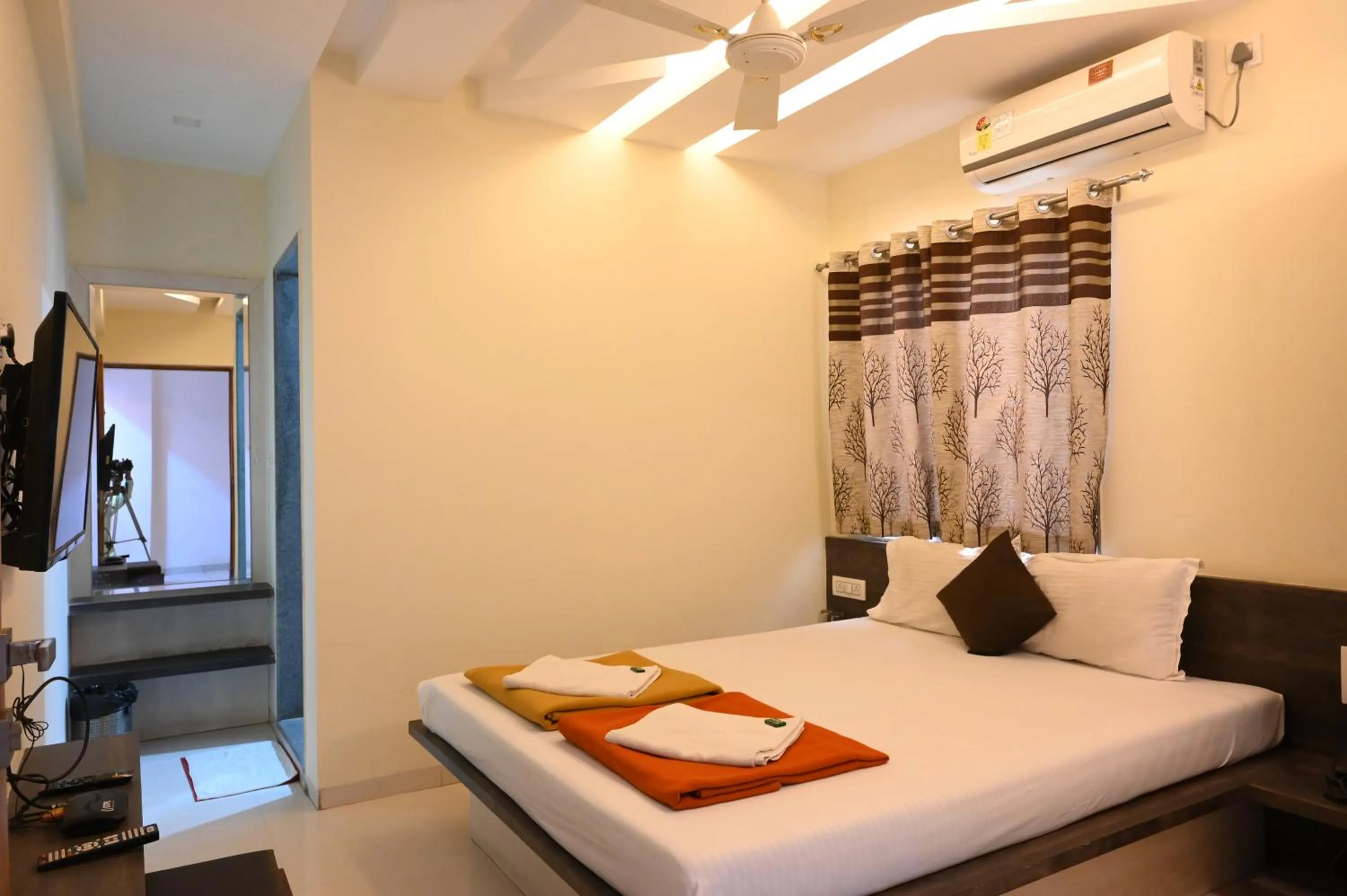 Bedroom, Bed in Hotel Ramkrishna Inn