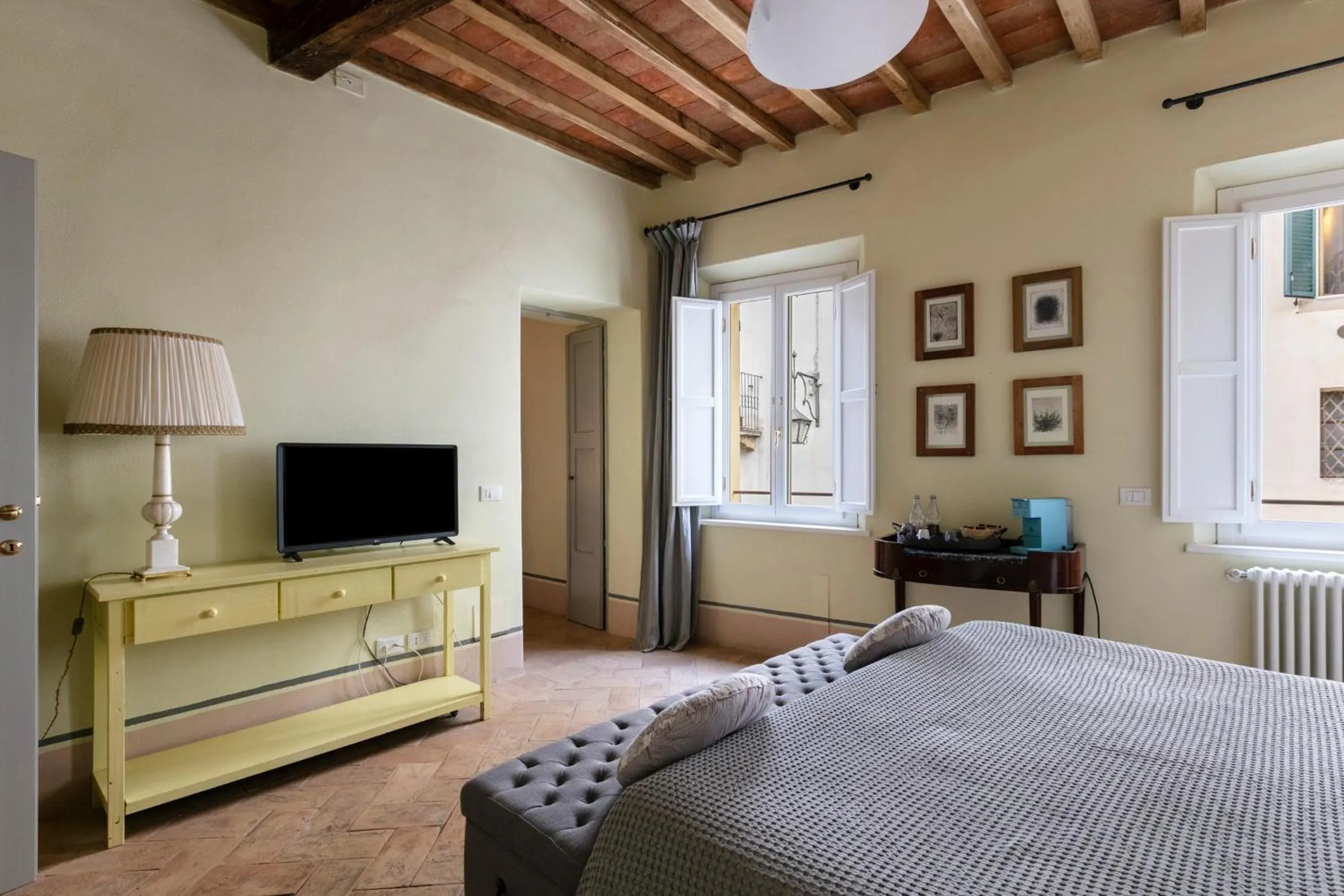 Photo of the whole room, Bed in Tuscany View Montalcino