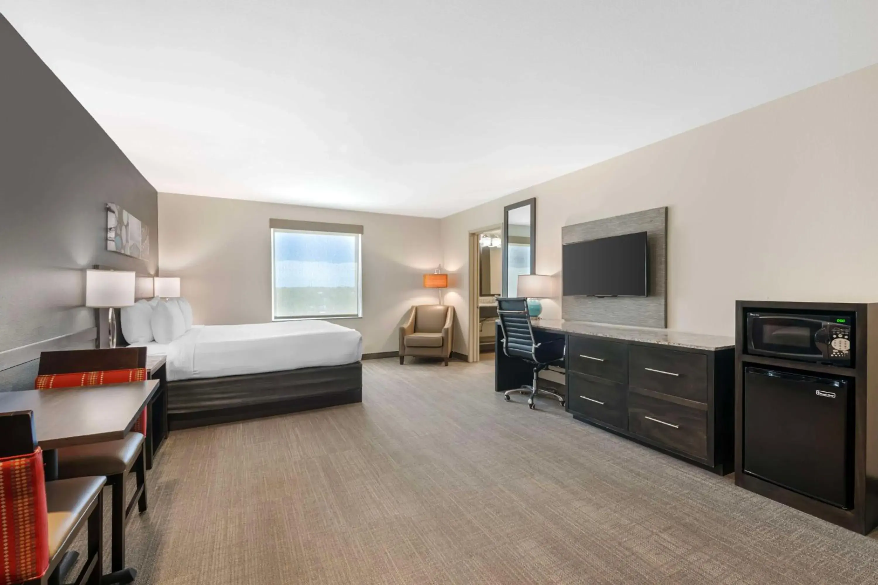 Photo of the whole room, Bed in Magnolia Pointe; BW Signature Collection Photo of the whole room, Bed in Magnolia Pointe; BW Signature Collection