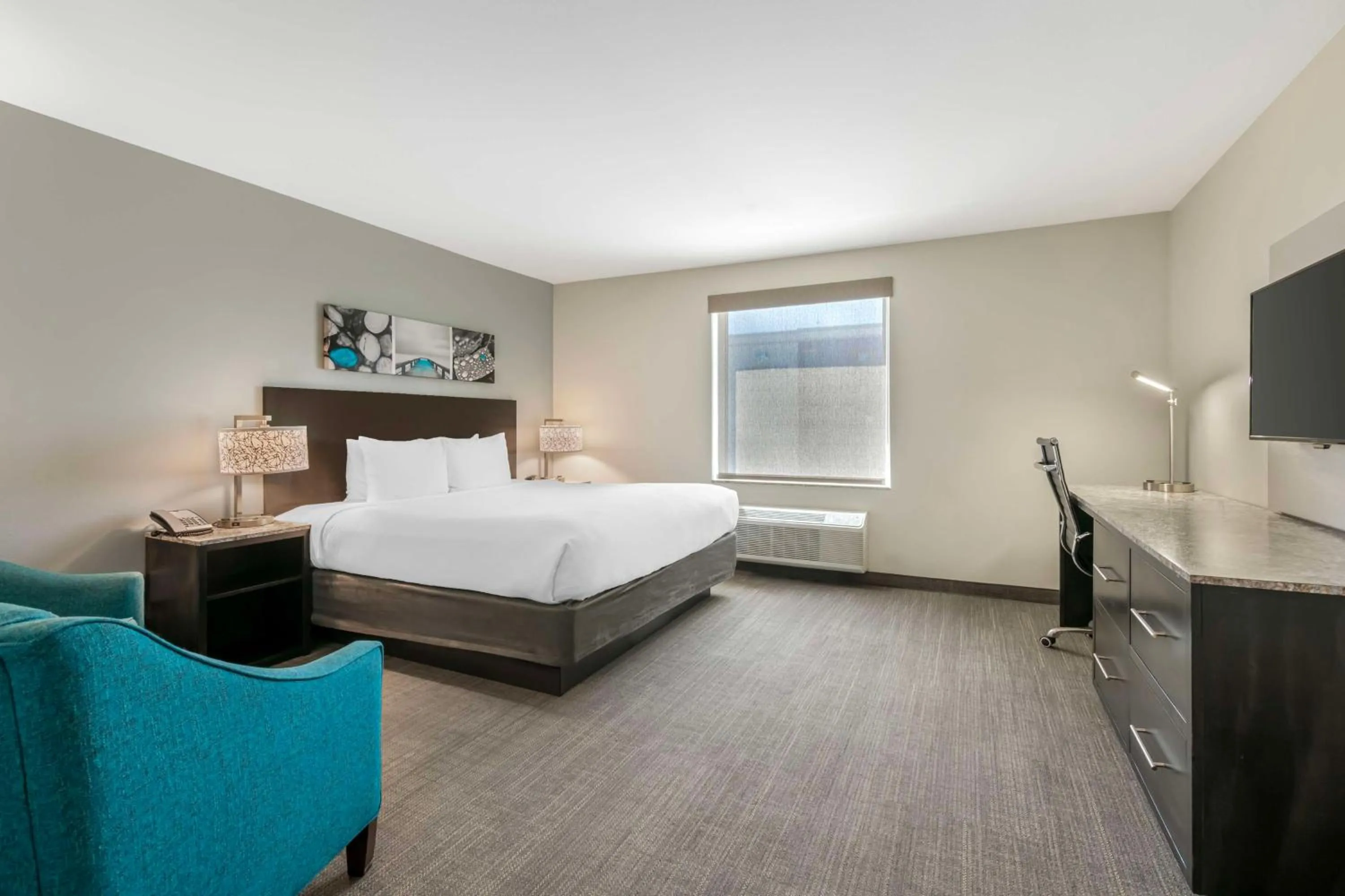 Bedroom, Bed in Magnolia Pointe; BW Signature Collection