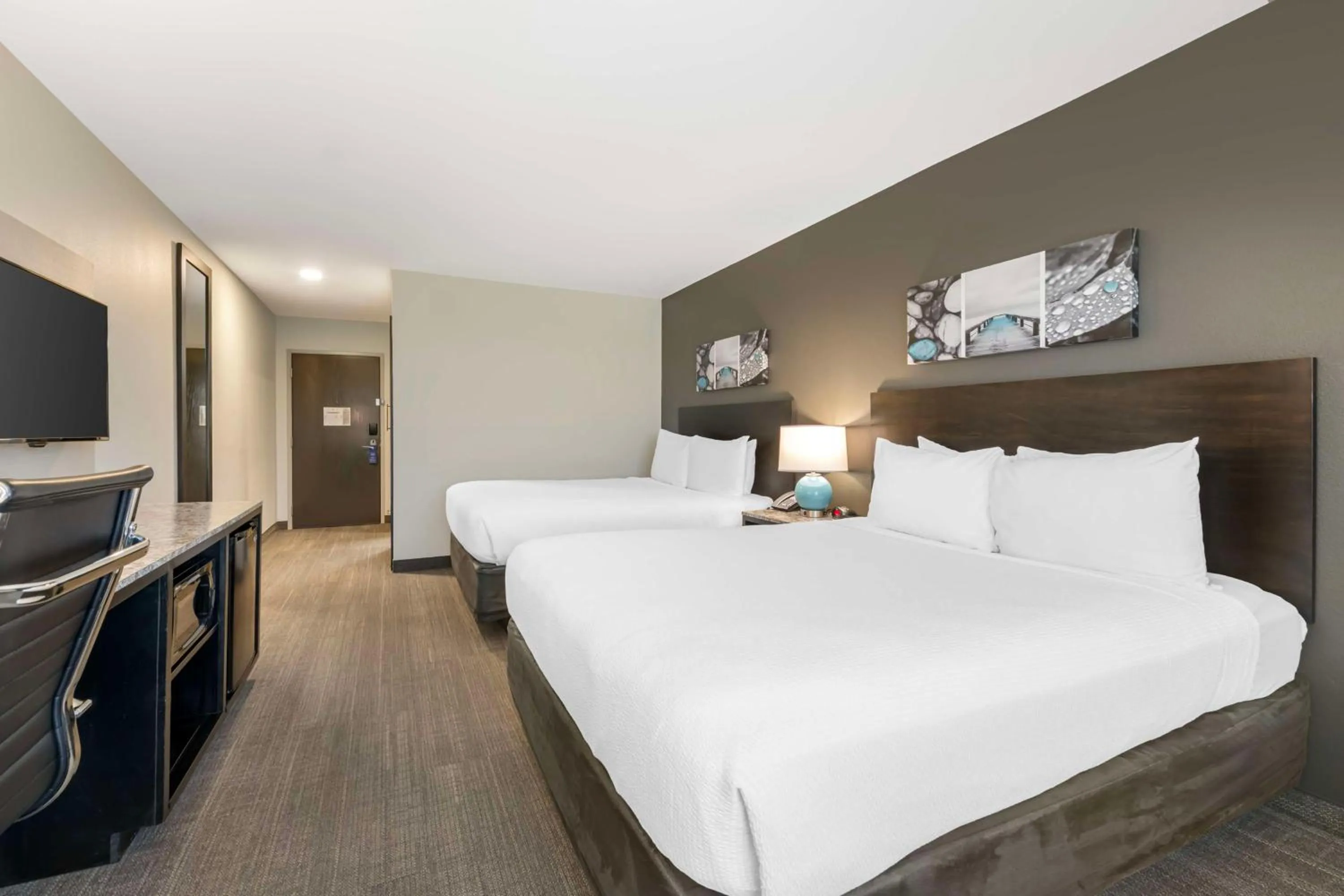 Bedroom, Bed in Magnolia Pointe; BW Signature Collection