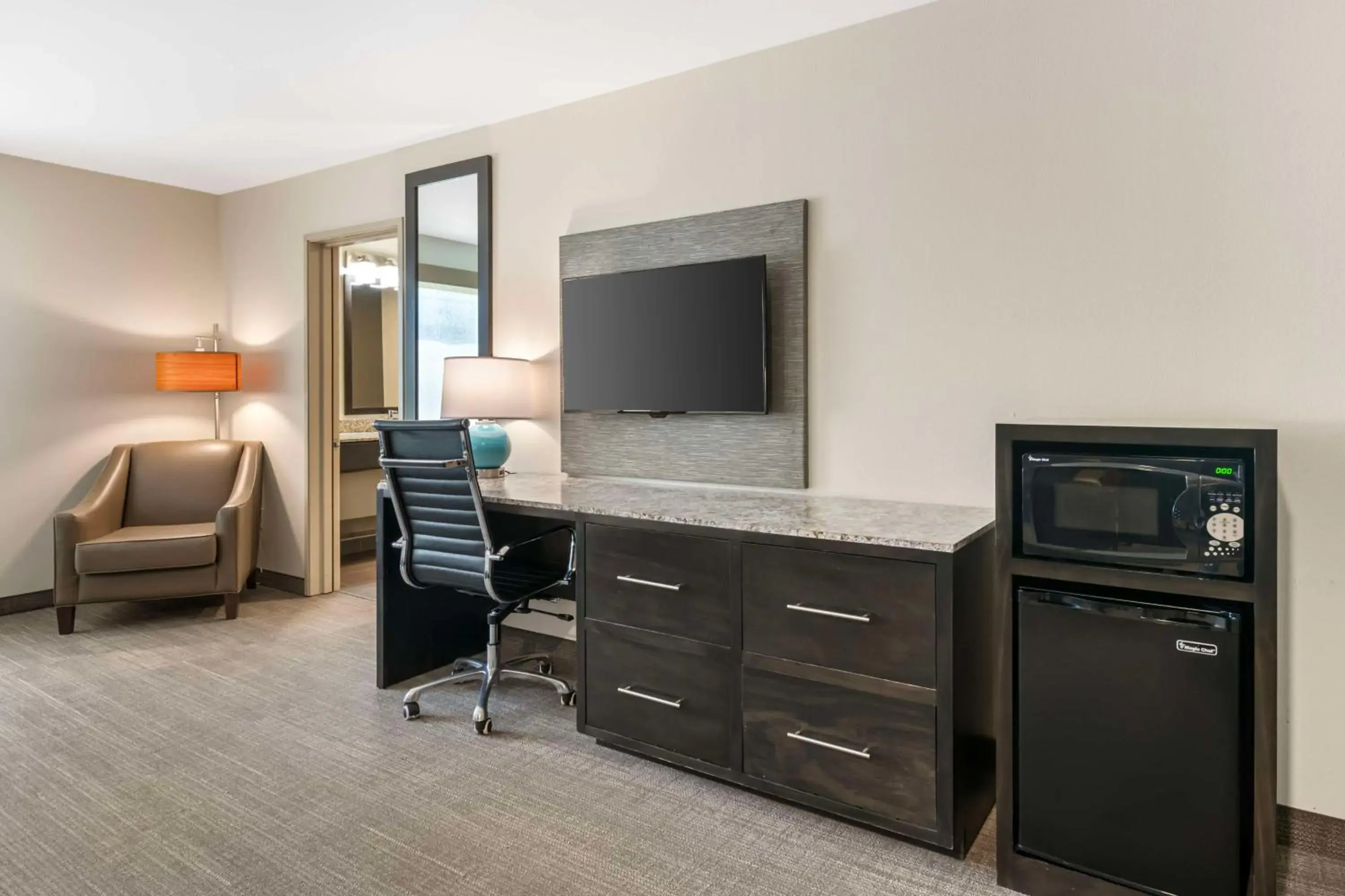 Photo of the whole room in Magnolia Pointe; BW Signature Collection Photo of the whole room in Magnolia Pointe; BW Signature Collection