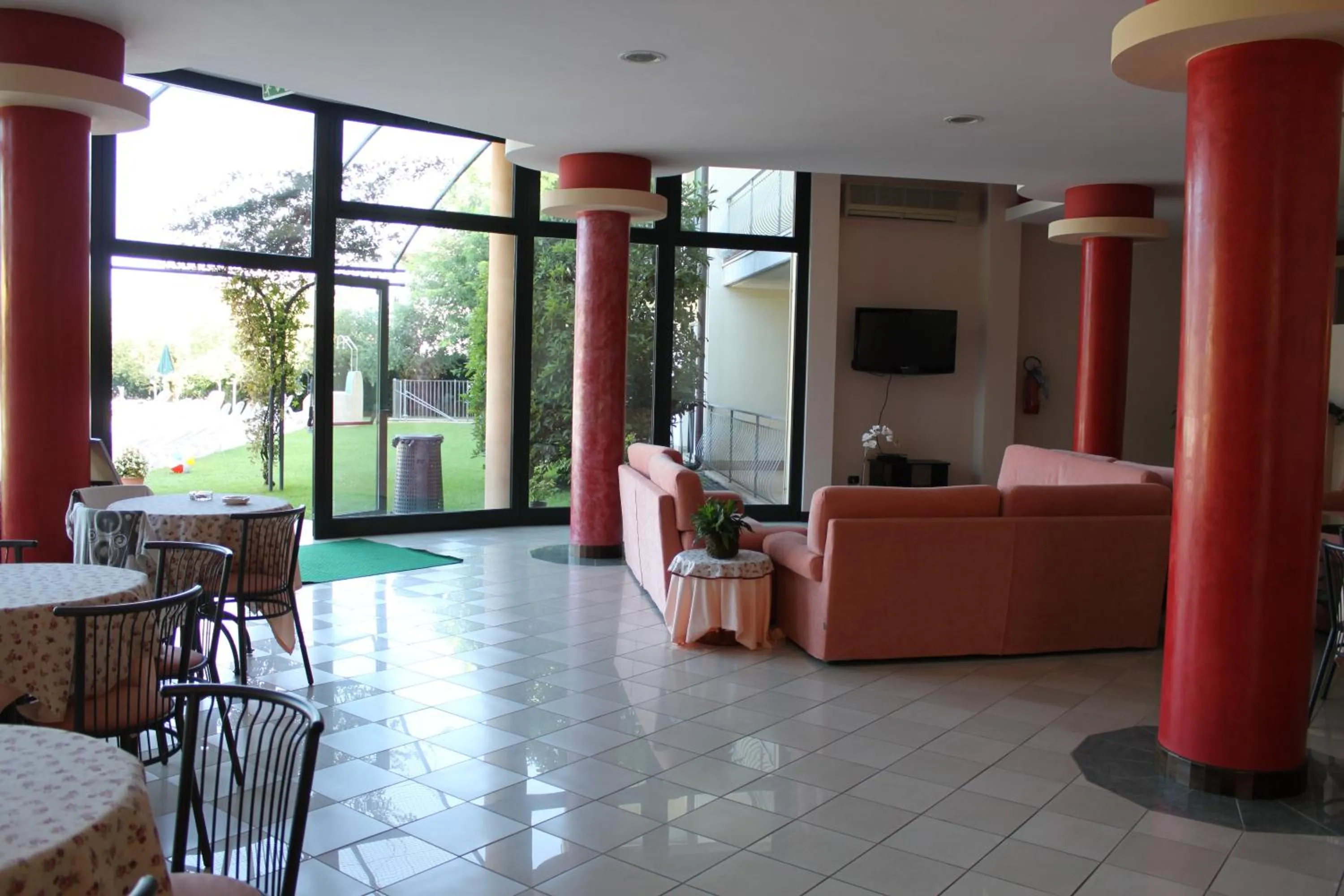 Communal lounge/ TV room in Nettuno Residence Hotel