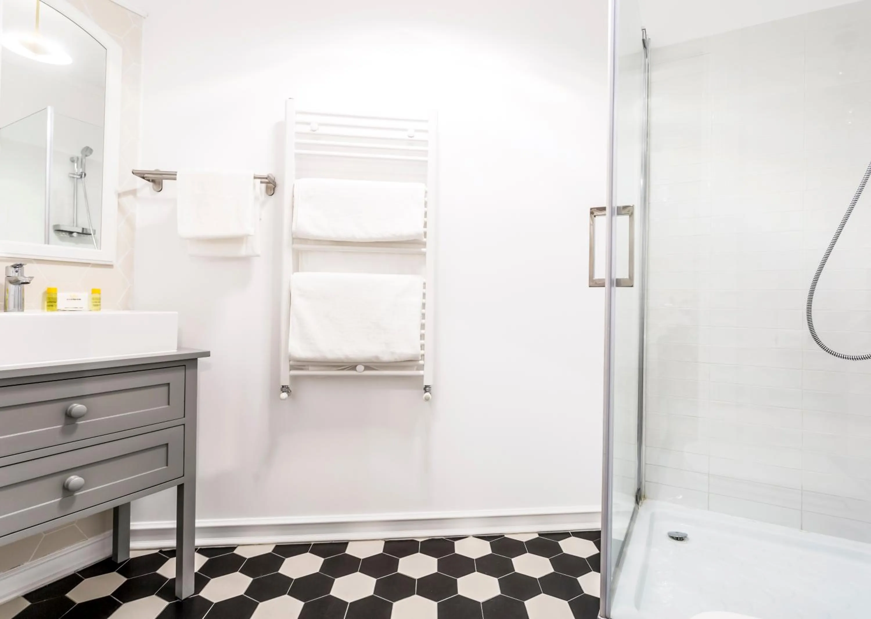 Shower in Matisse Bucharest Old Town