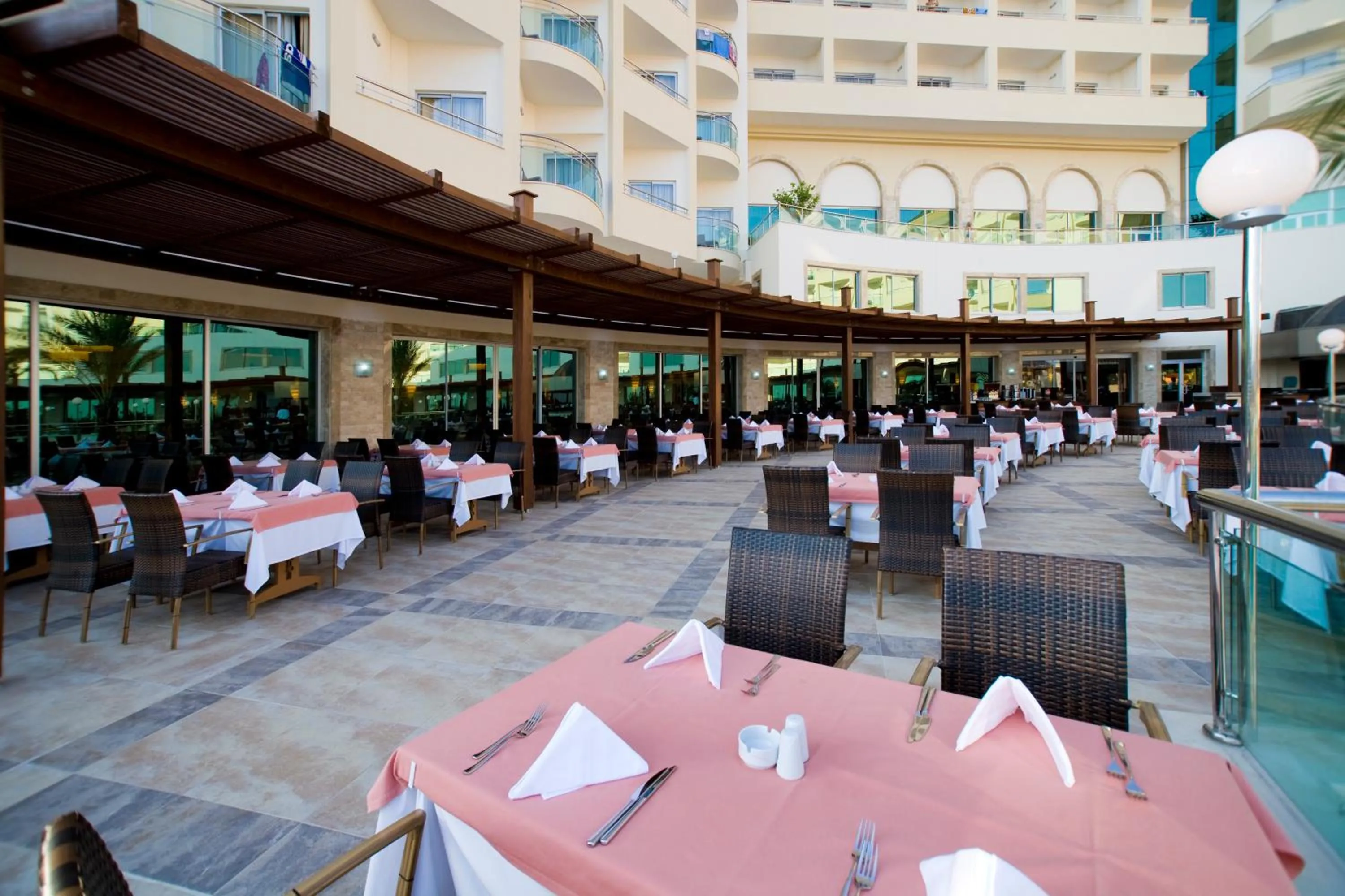 Restaurant/places to eat in Saphir Resort & Spa