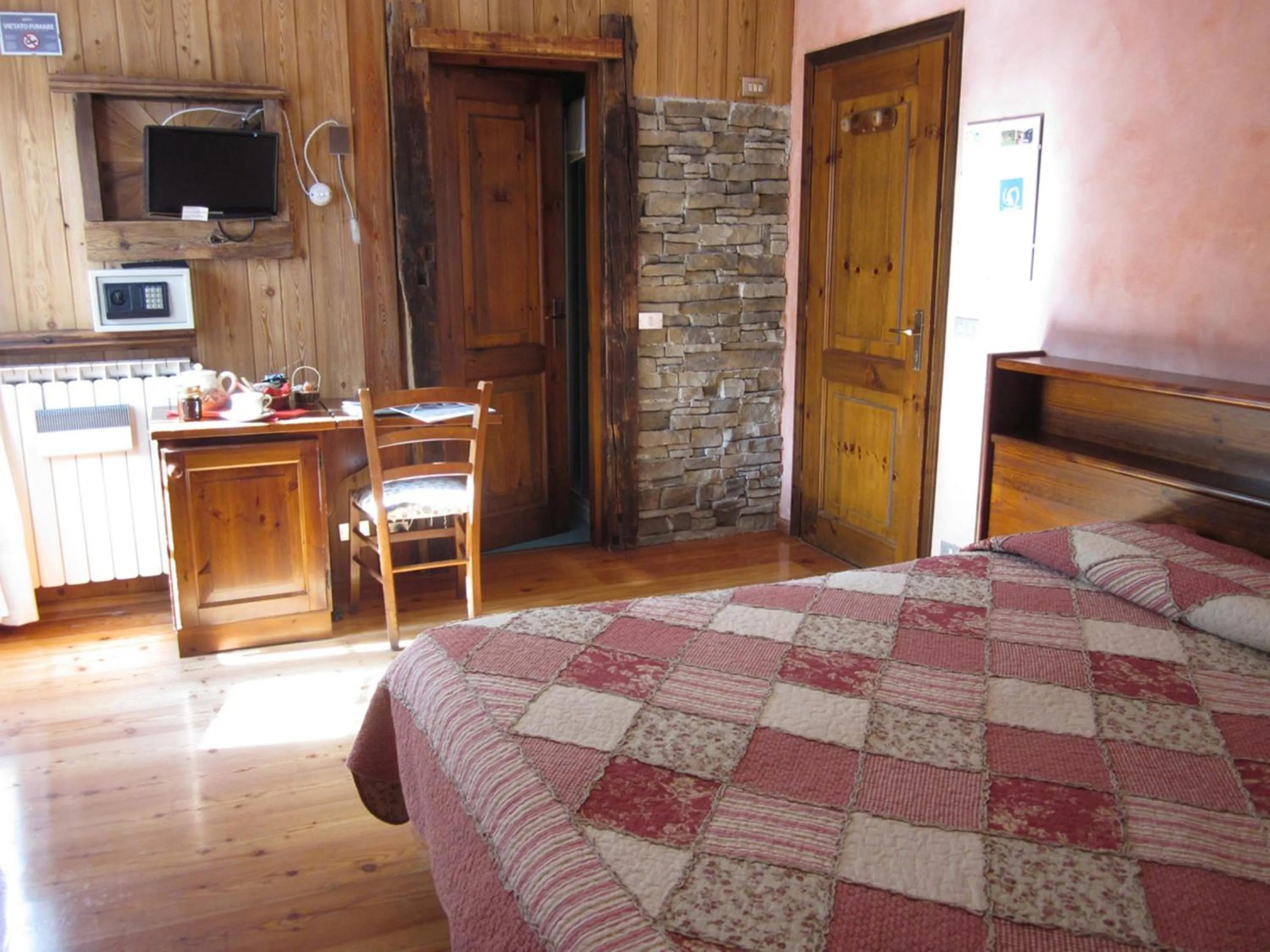 Photo of the whole room, Bed in Albergo Boule de Neige