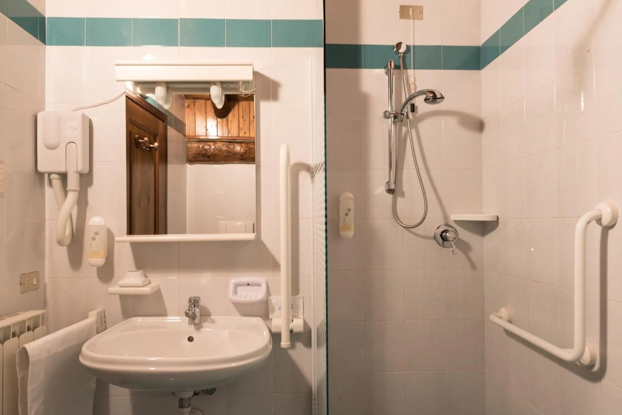 Shower in Albergo Boule de Neige