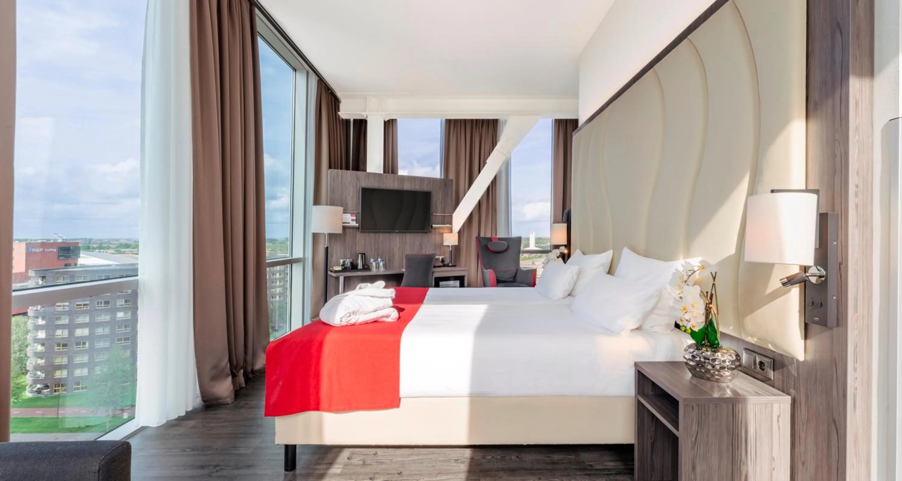 TV and multimedia, Bed in PLAZA Premium Almere