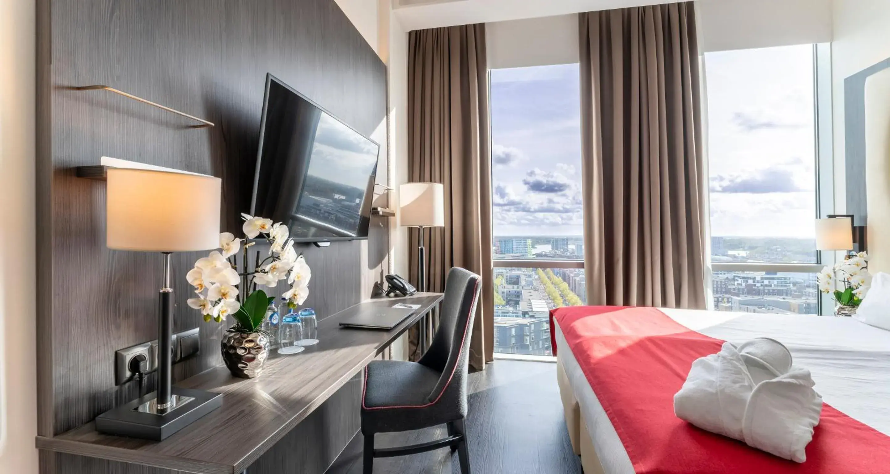 TV and multimedia, Bed in PLAZA Premium Almere TV and multimedia, Bed in PLAZA Premium Almere