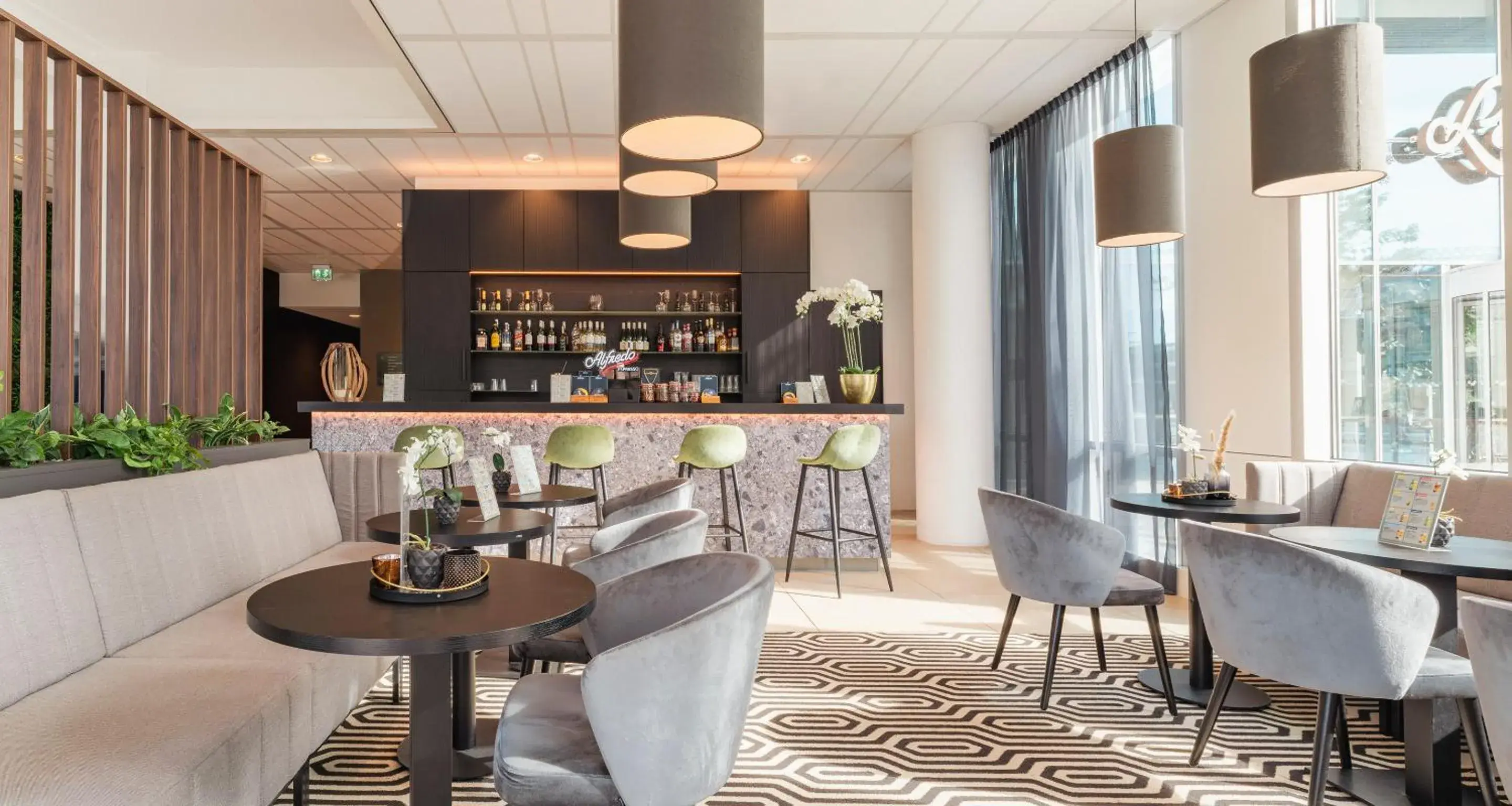 Lounge or bar in PLAZA Premium Almere Lounge or bar in PLAZA Premium Almere