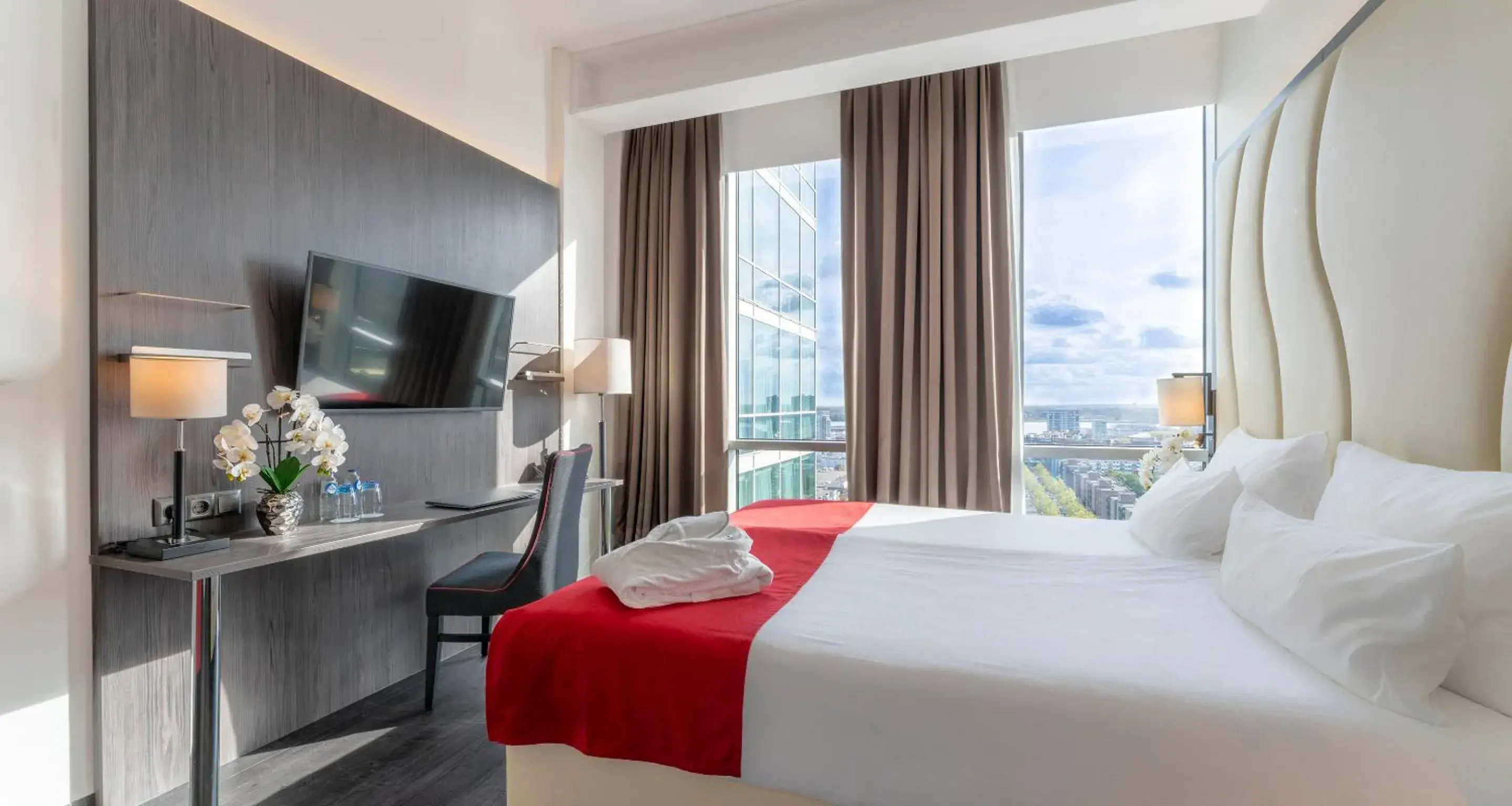 TV and multimedia, Bed in PLAZA Premium Almere TV and multimedia, Bed in PLAZA Premium Almere