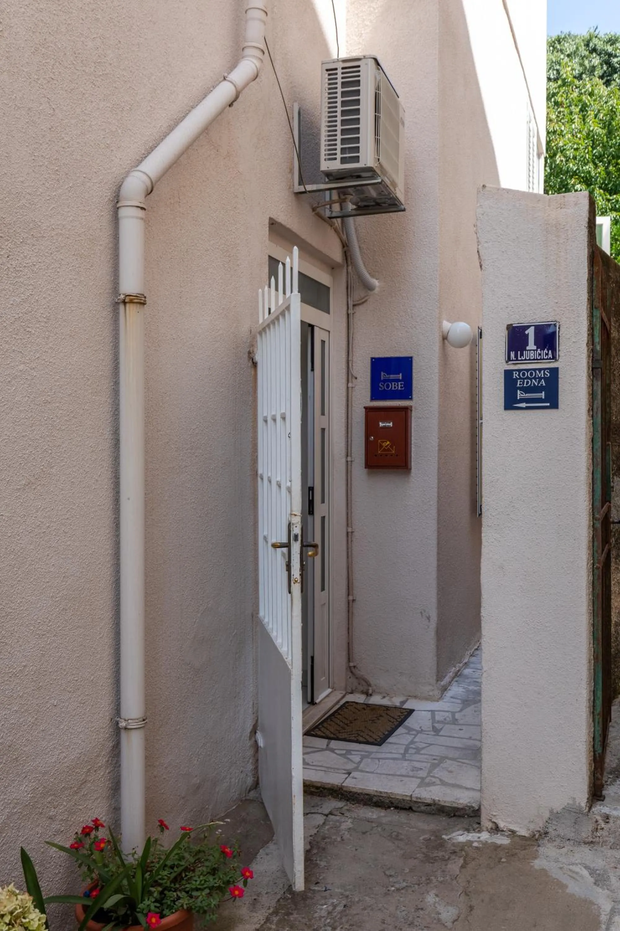 Property building in Rooms Edna