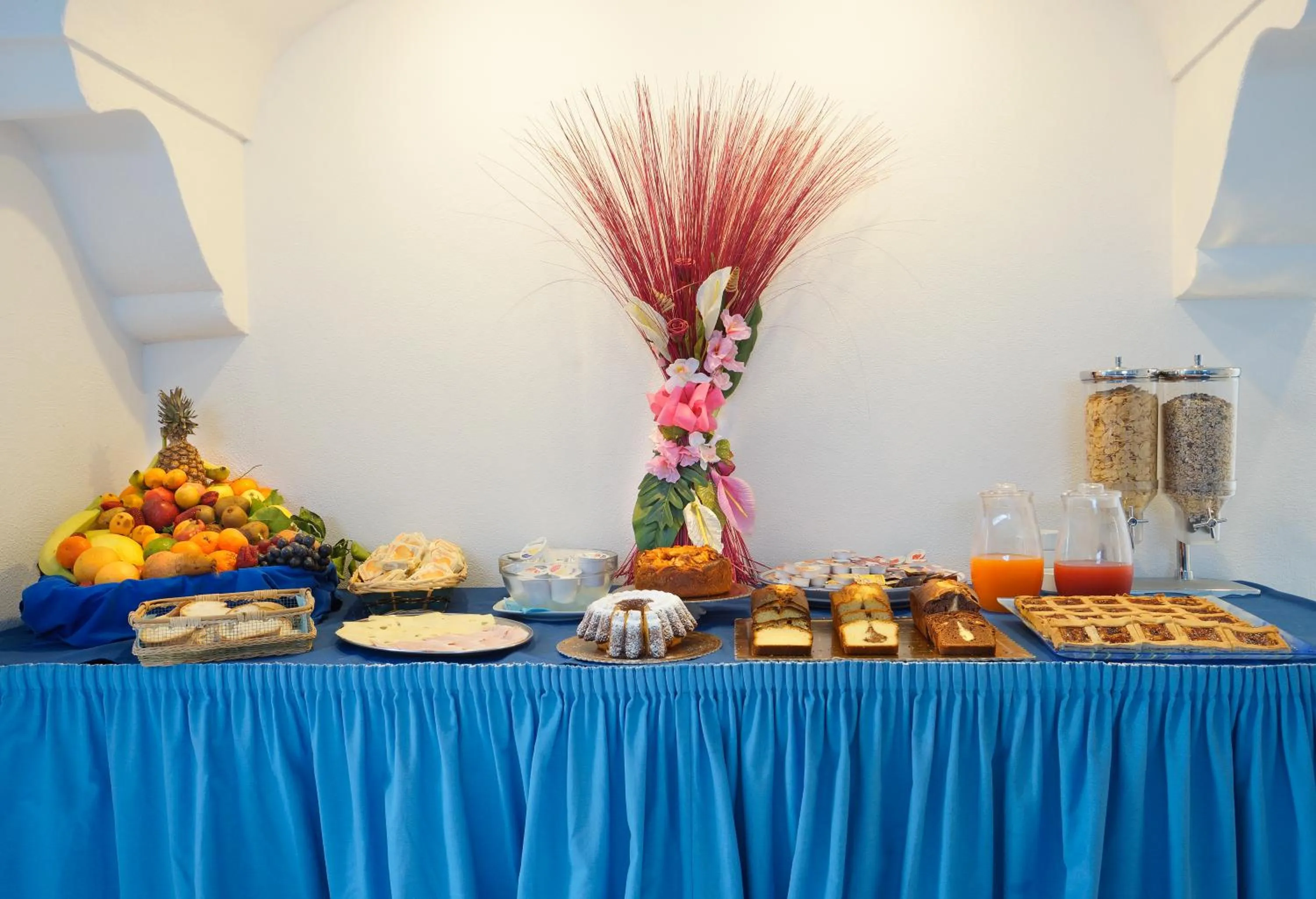 Restaurant/places to eat in Iris Hotel