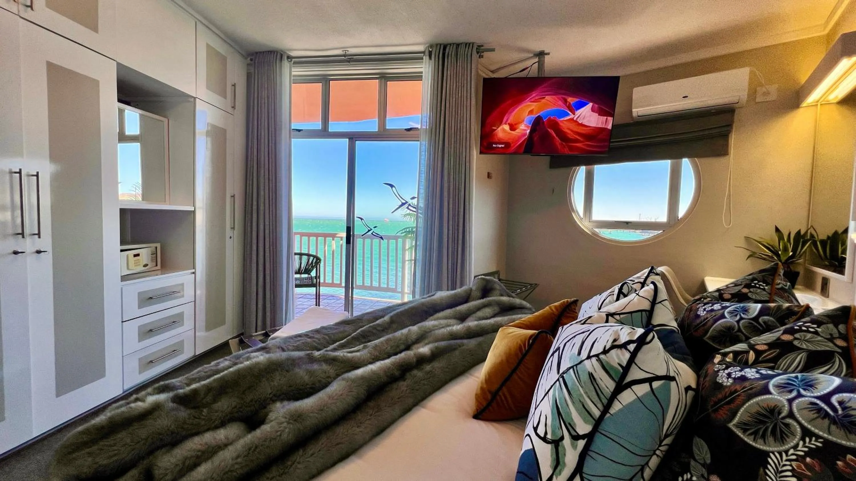 Balcony/Terrace, Bed in Lüderitz Nest Hotel