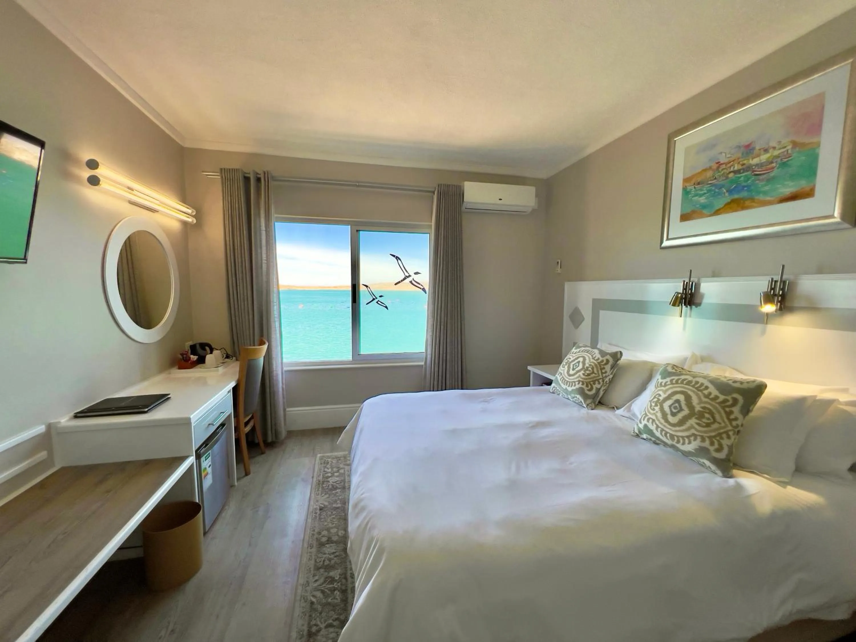 Sea view, Bed in Lüderitz Nest Hotel