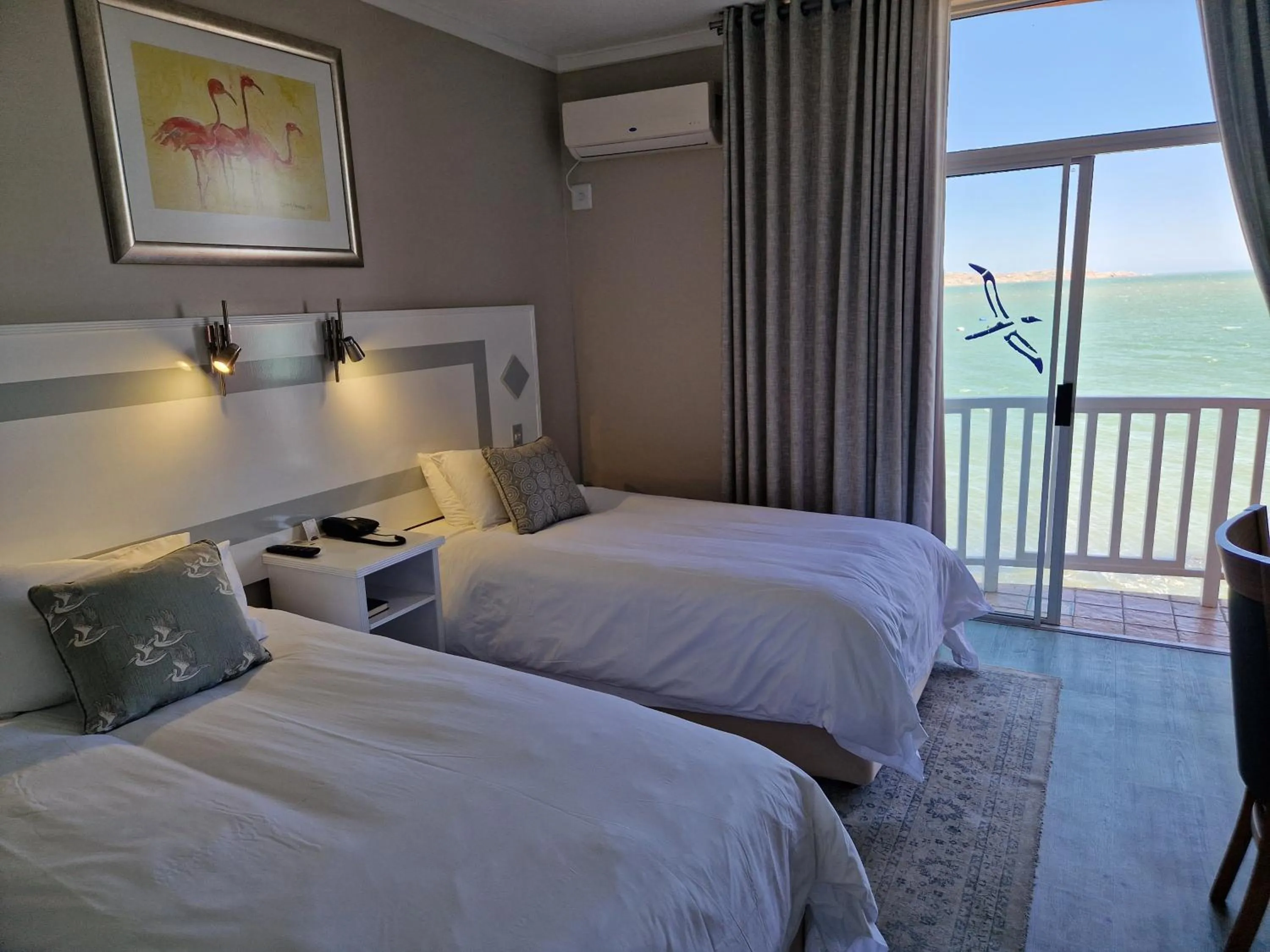 Sea view, Bed in Lüderitz Nest Hotel