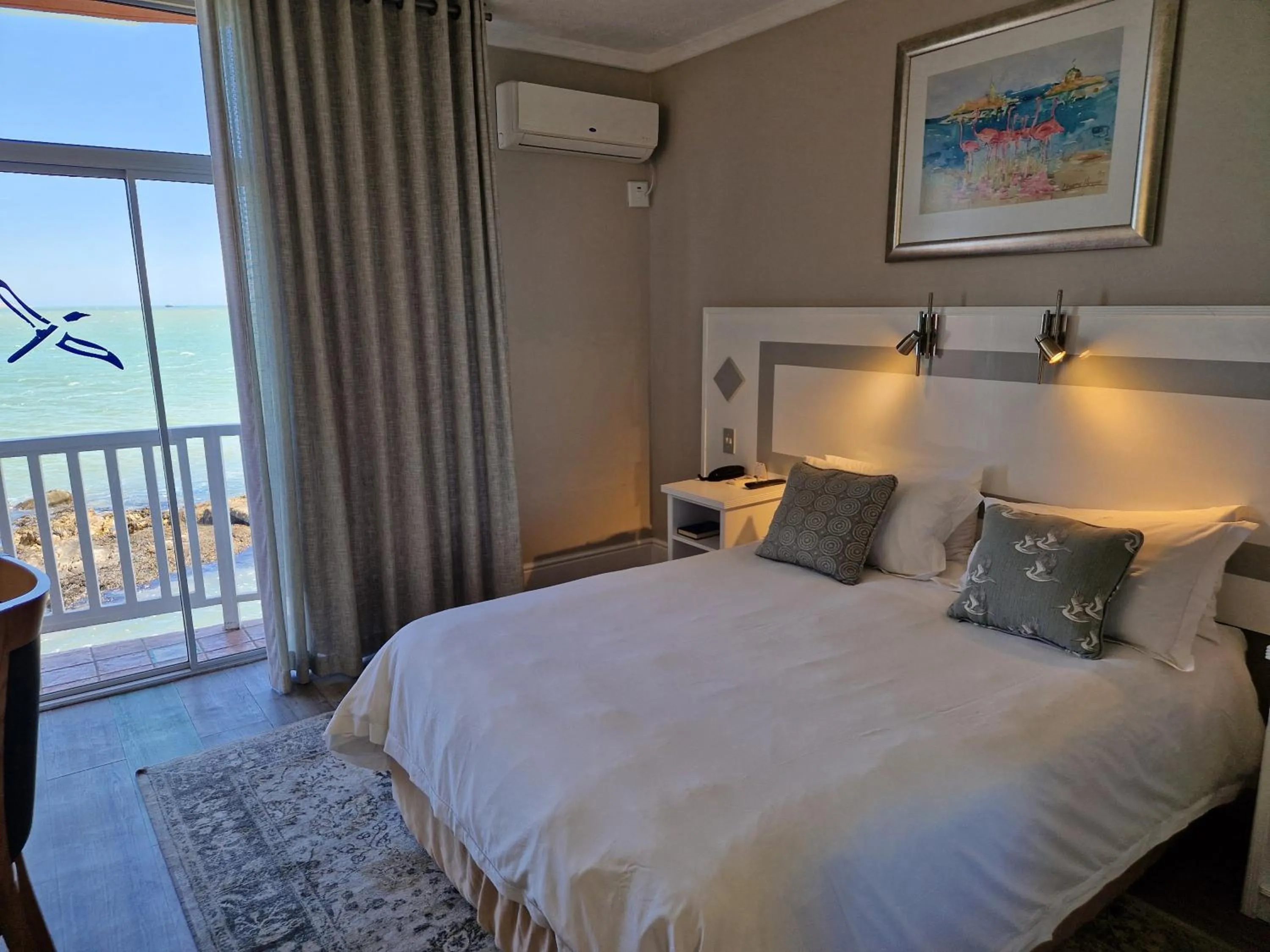 Sea view, Bed in Lüderitz Nest Hotel