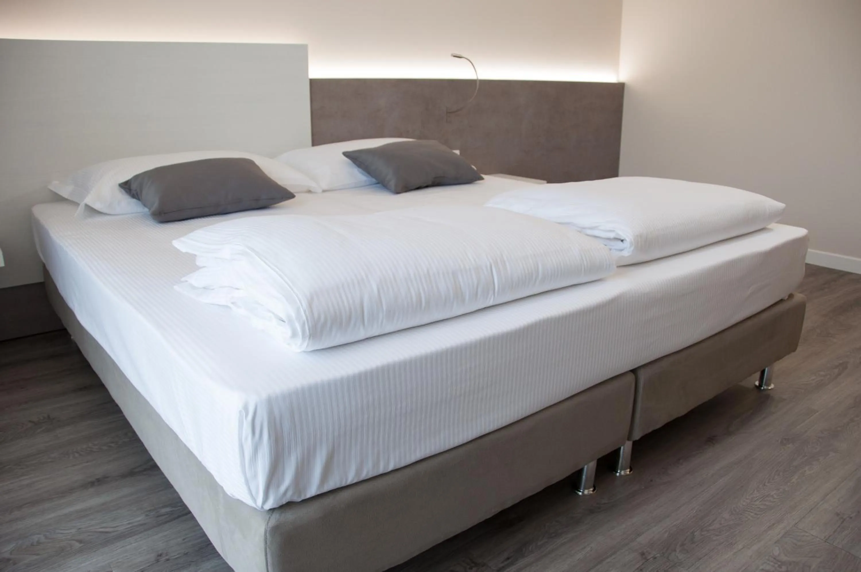 Bedroom, Bed in Hotel Oasi Beach