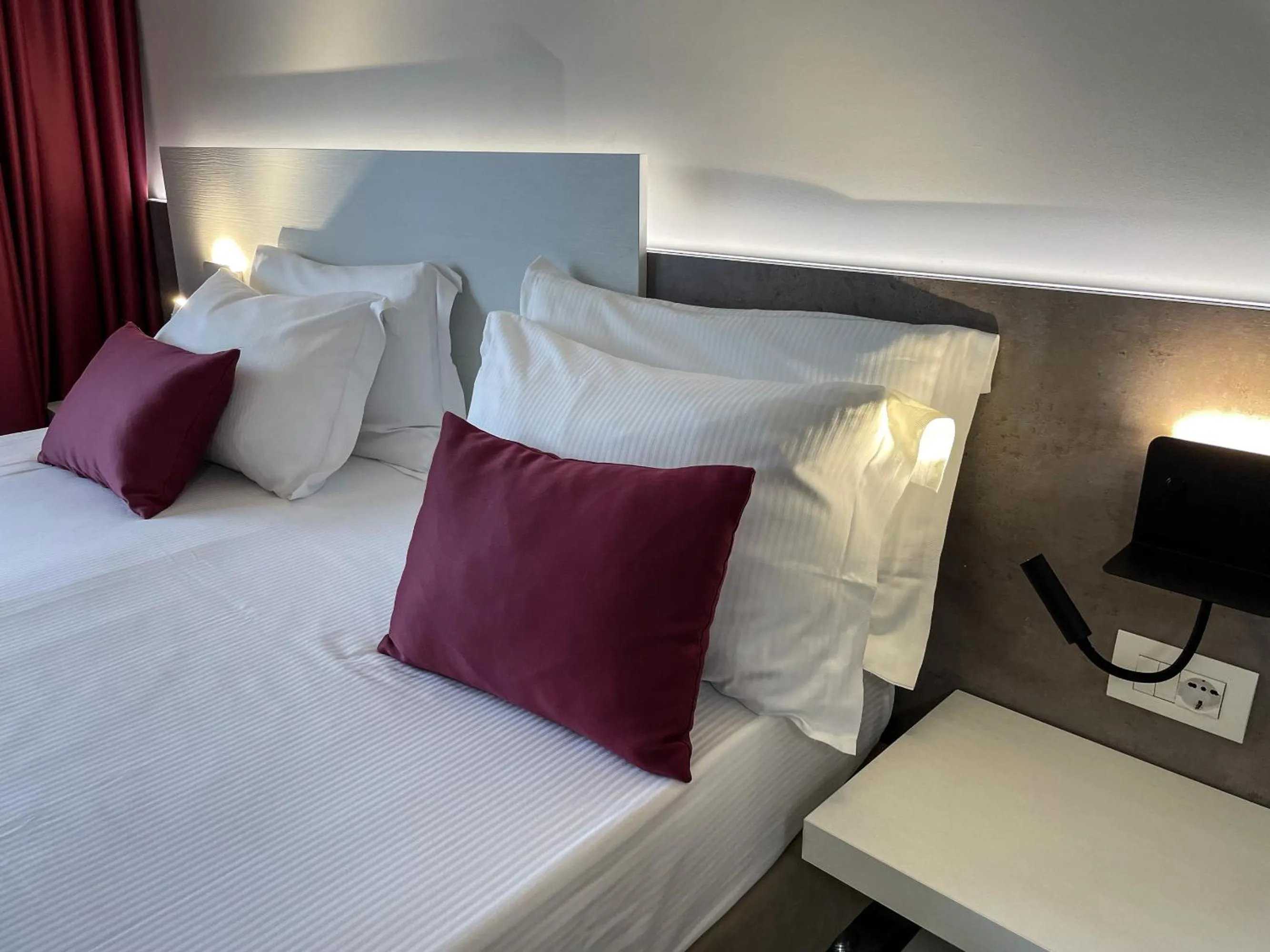 Bedroom, Bed in Hotel Oasi Beach