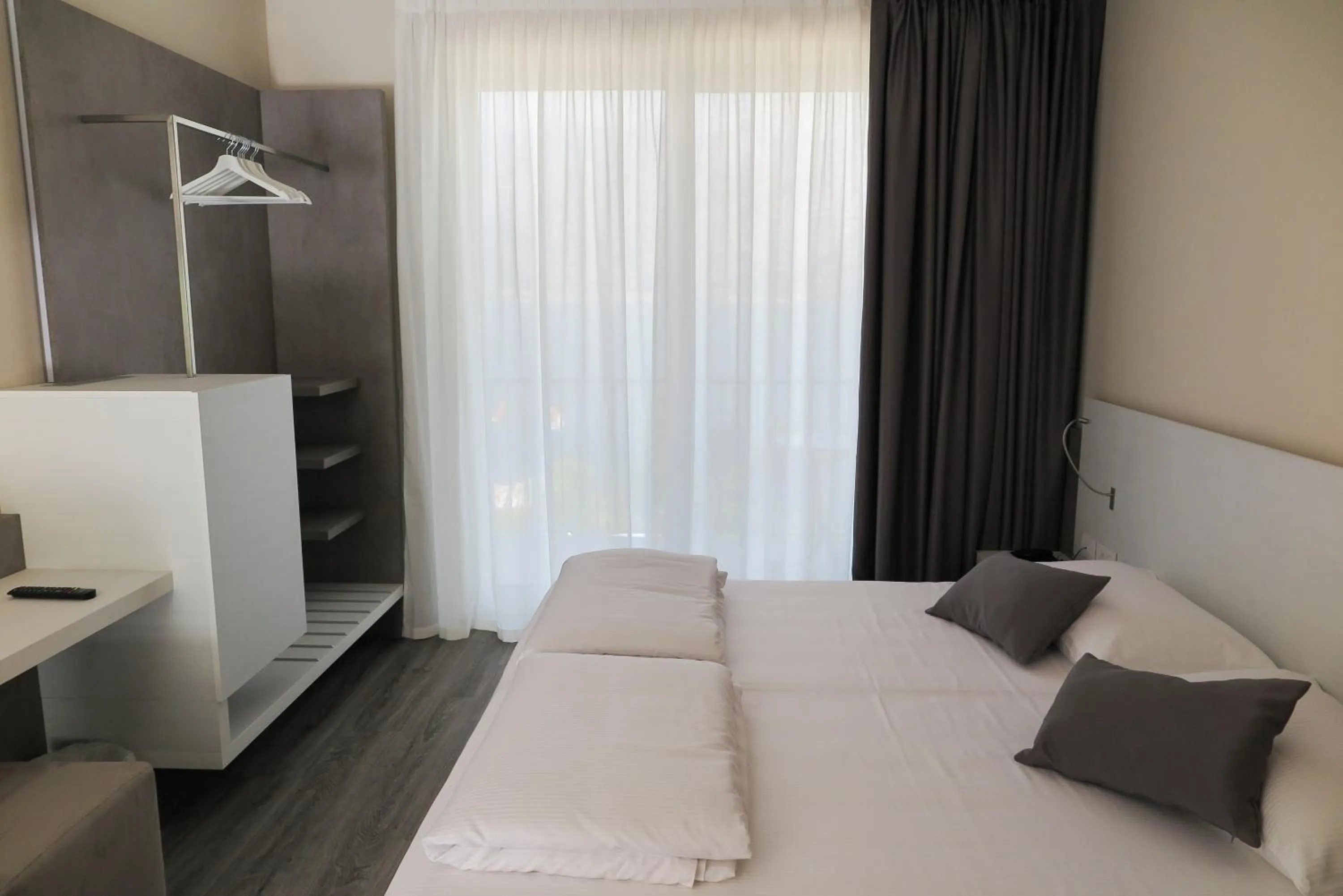 Bedroom, Bed in Hotel Oasi Beach