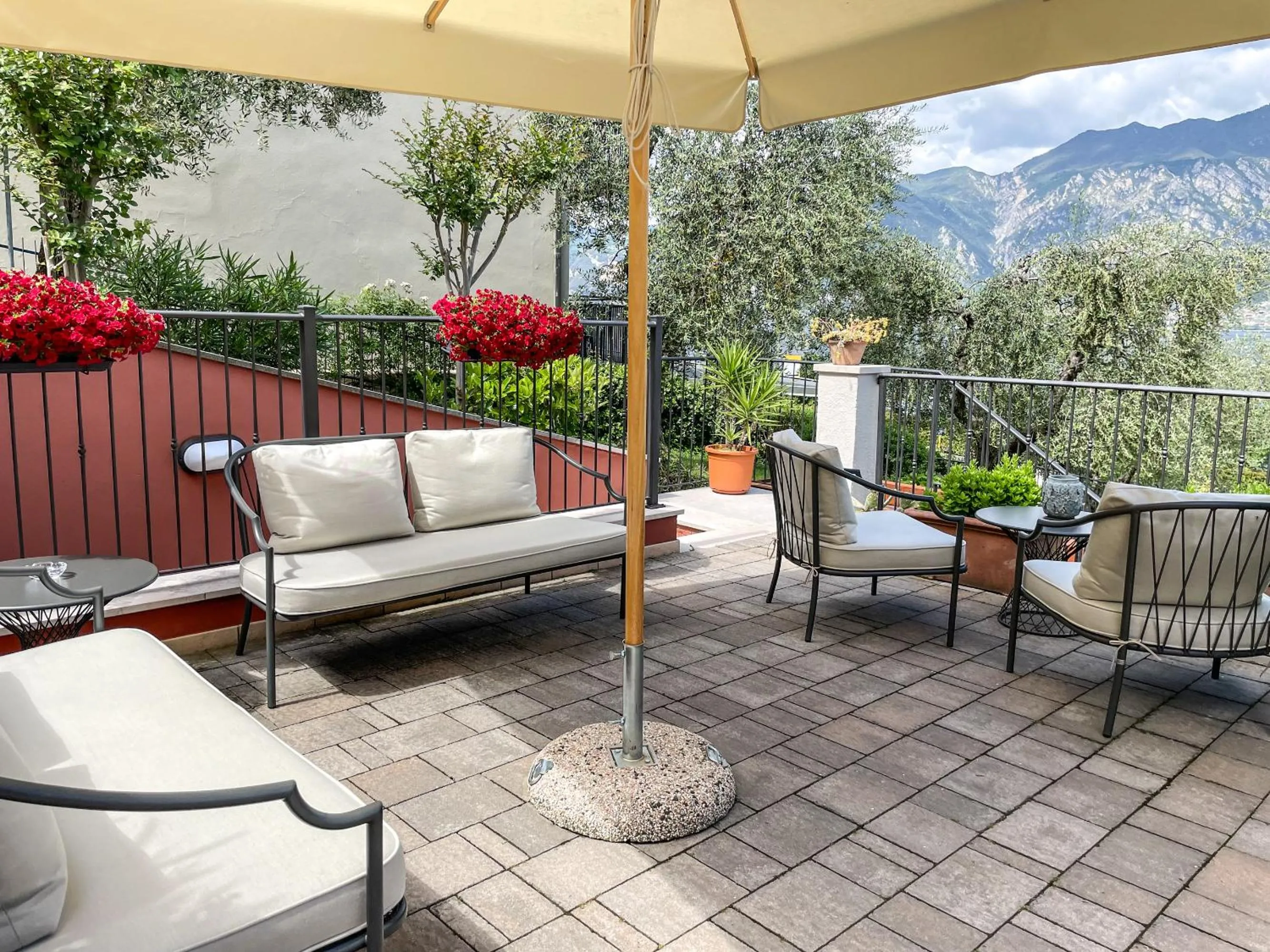 Patio in Hotel Oasi Beach