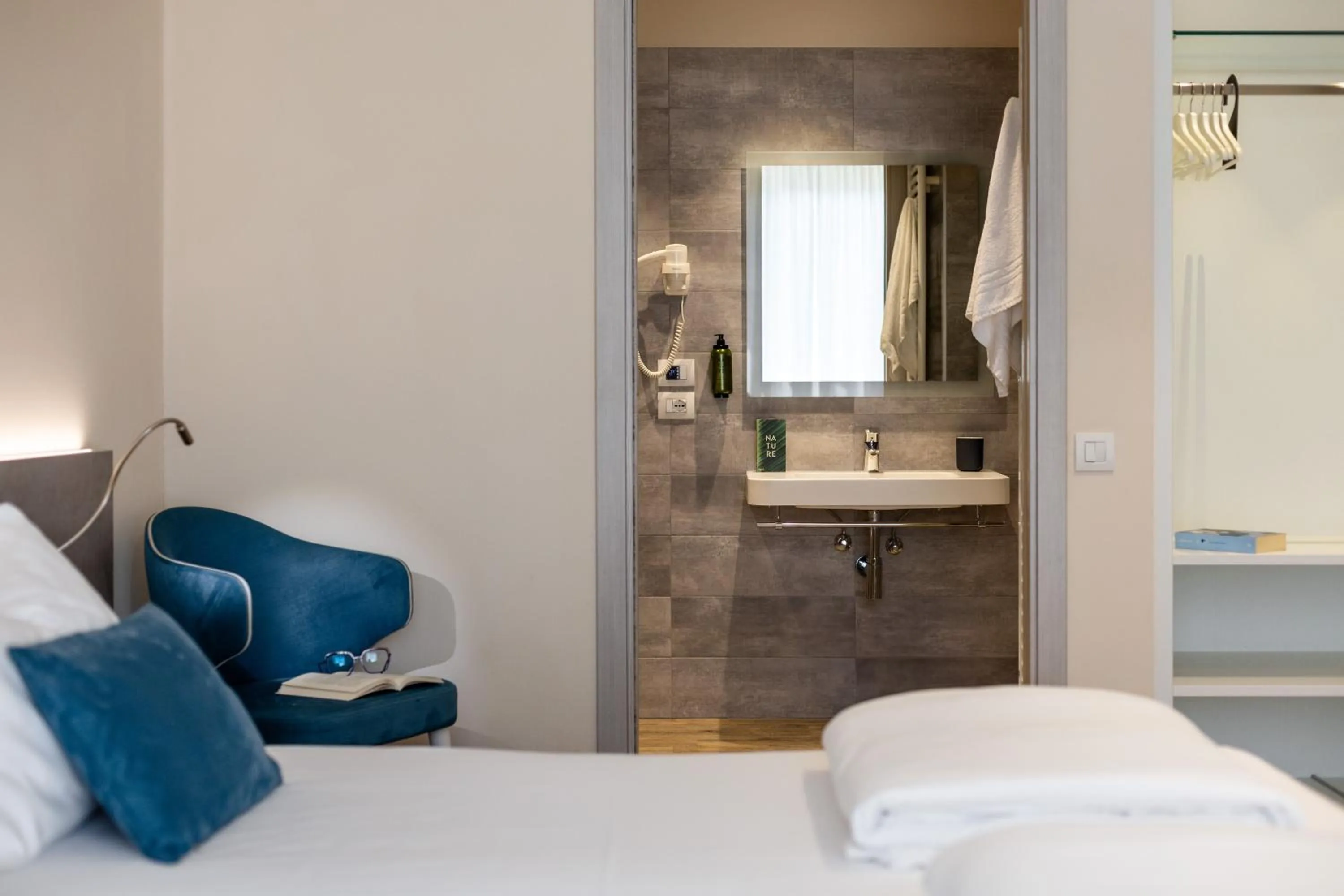 Bedroom, Bed in Hotel Oasi Beach