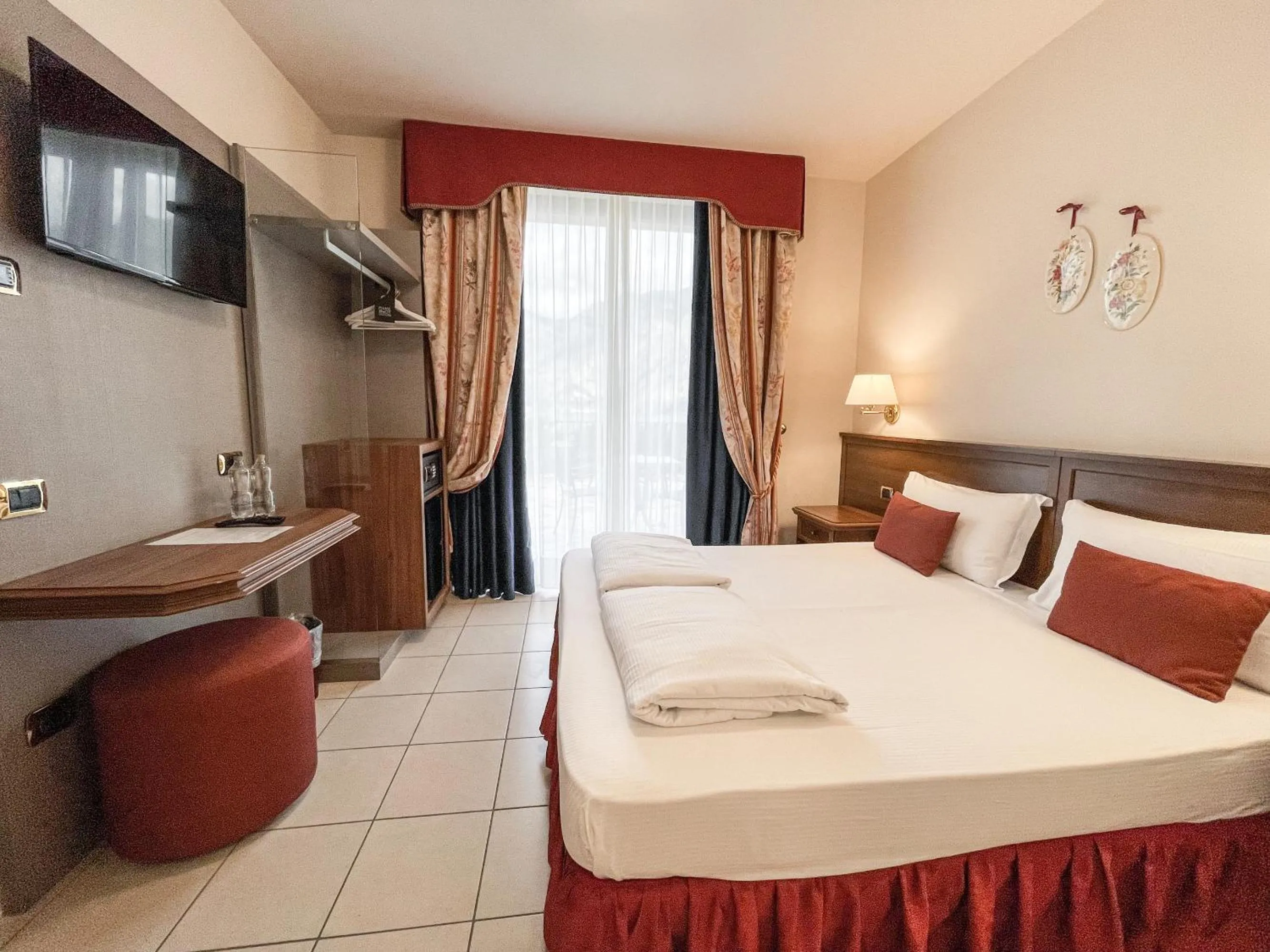 Bedroom, Bed in Hotel Oasi Beach