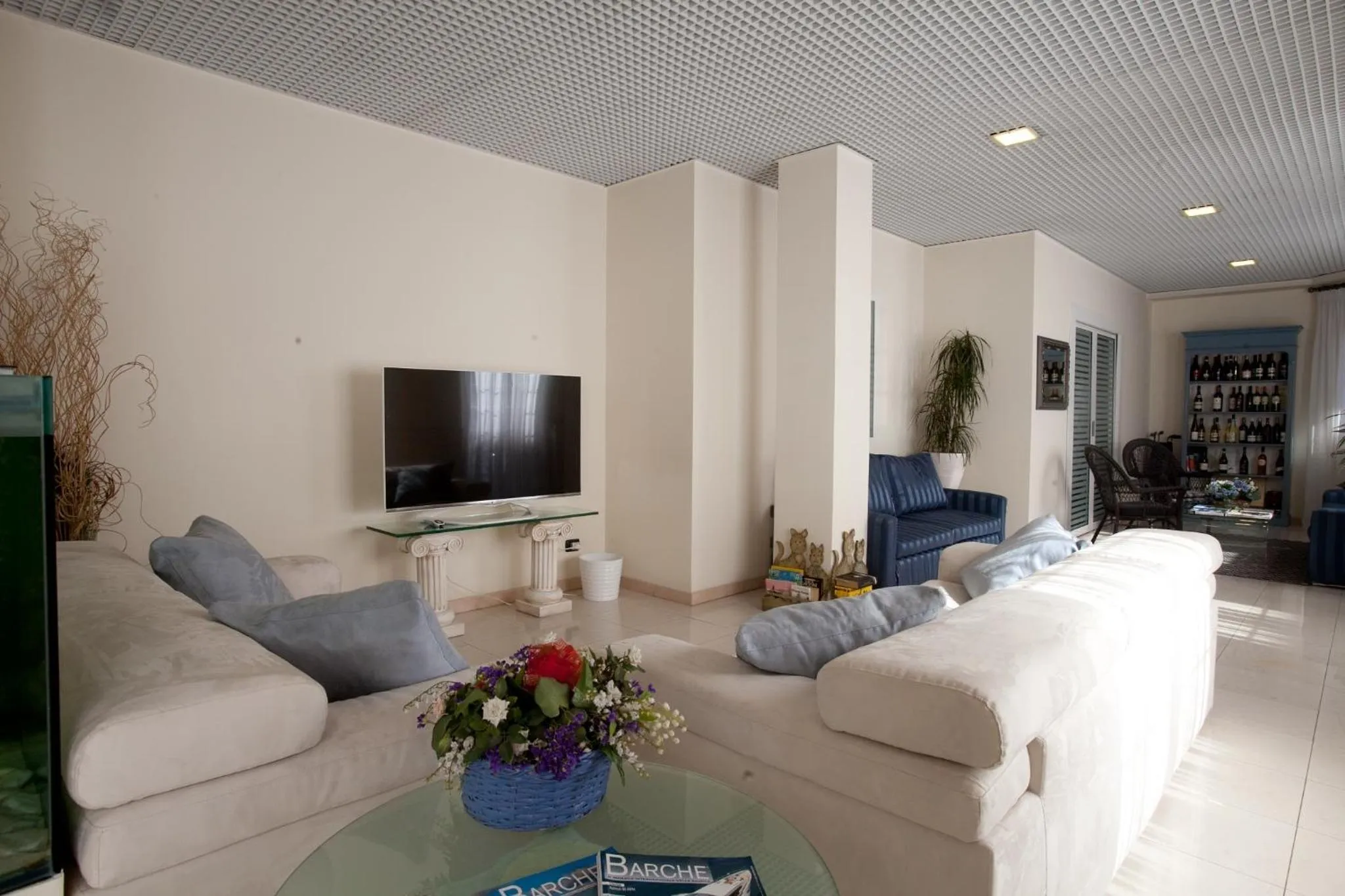 Communal lounge/ TV room in Hotel Il Gatto