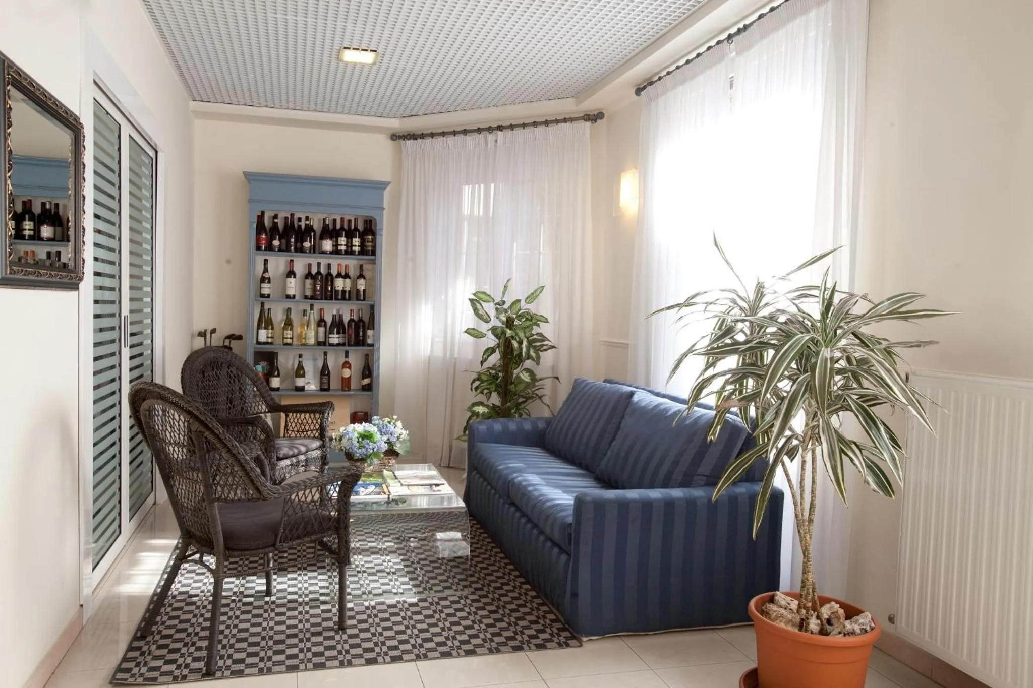 Communal lounge/ TV room in Hotel Il Gatto