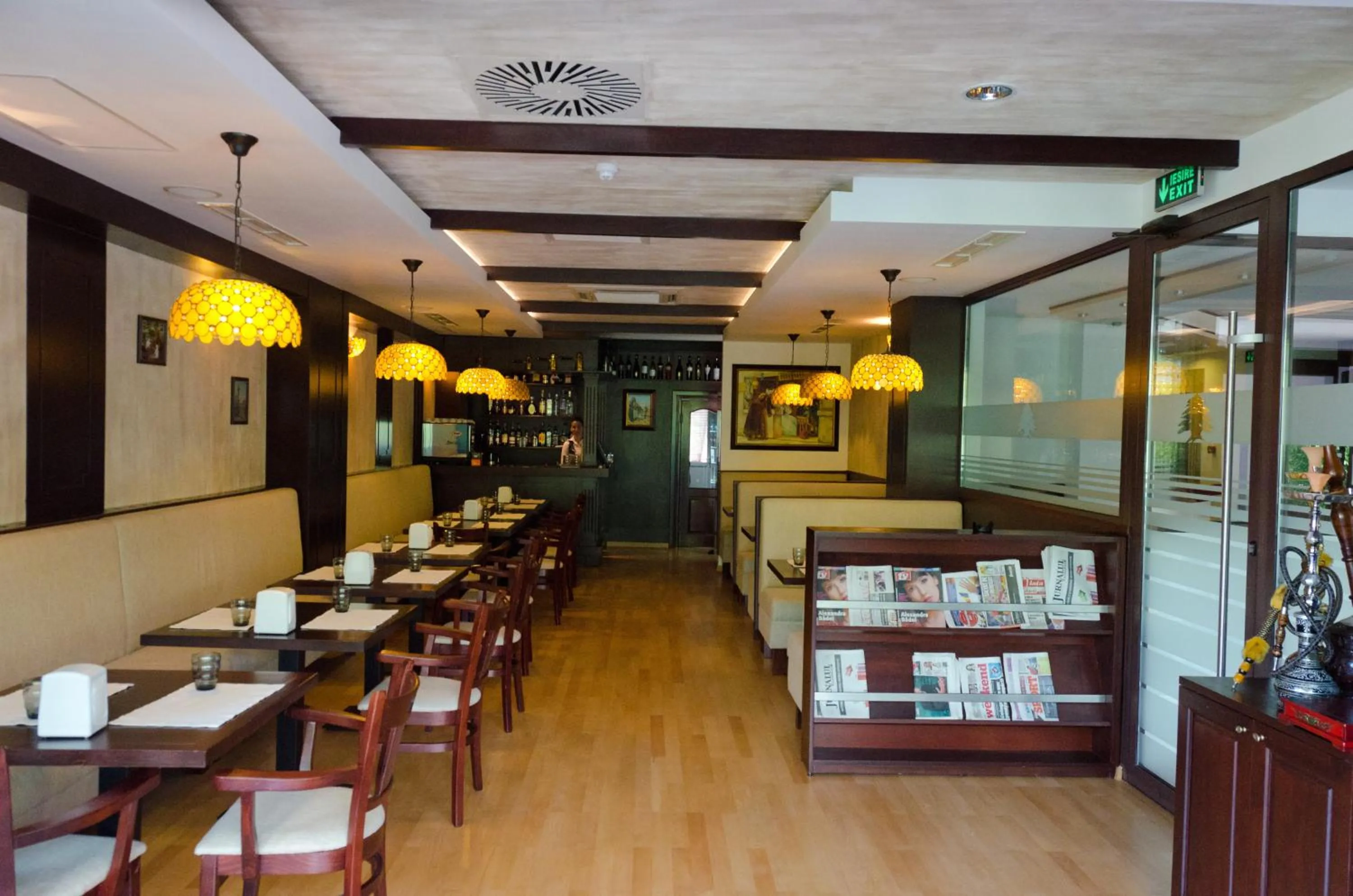 Restaurant/places to eat in Hotel Miraj