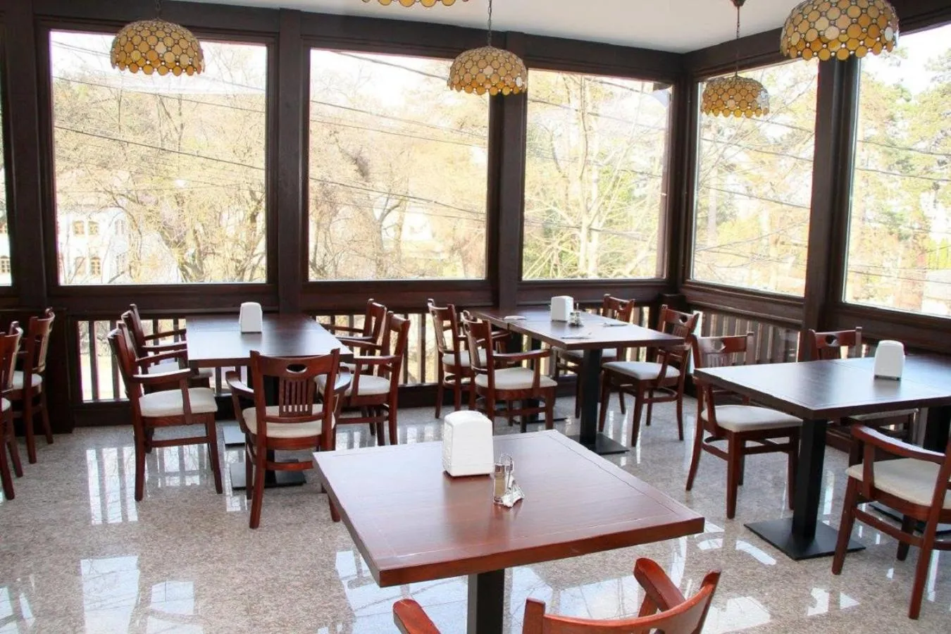 Restaurant/places to eat in Hotel Miraj