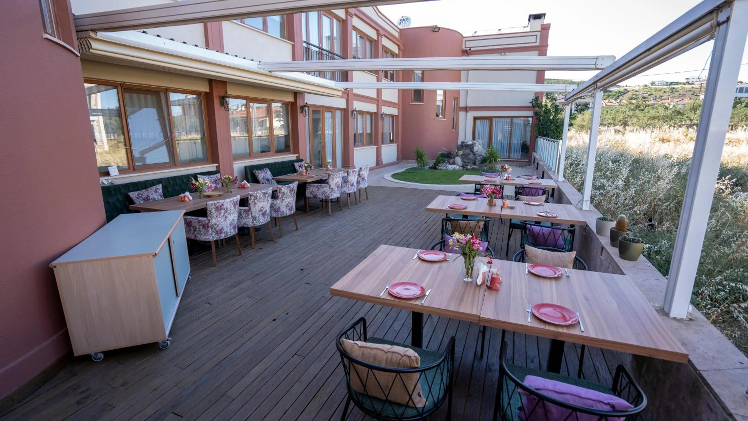 Restaurant/Places to Eat in Ebruli Hotel Cunda