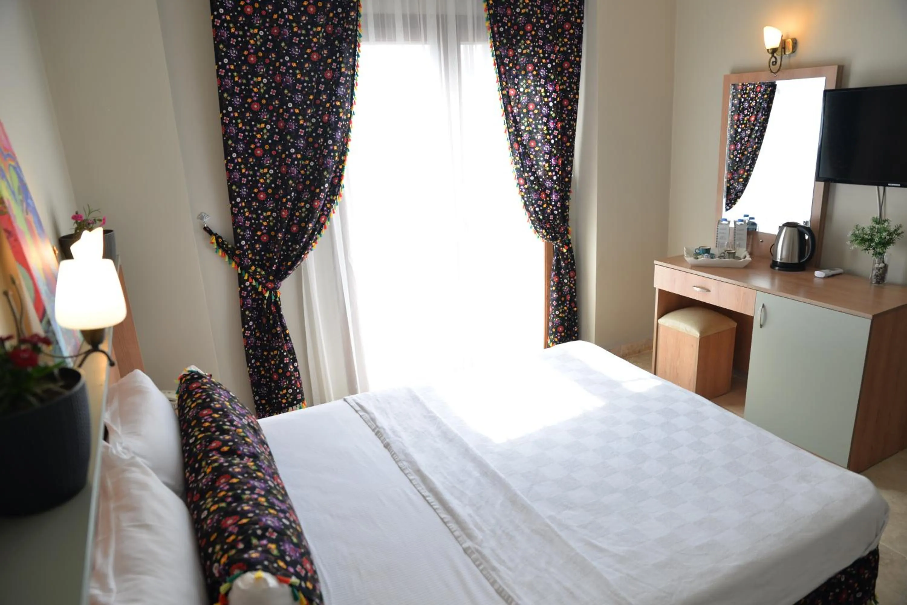 Bedroom, TV/Entertainment Center in Ebruli Hotel Cunda