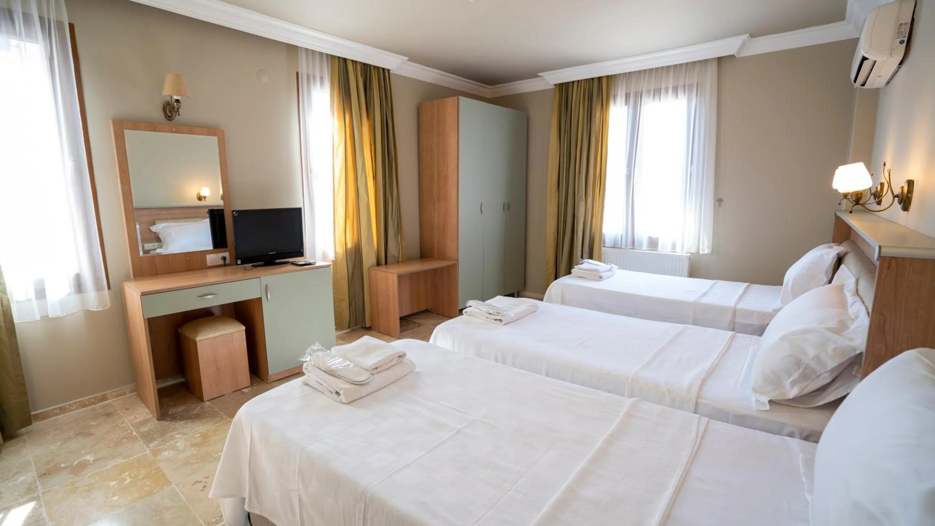Bedroom, TV/Entertainment Center in Ebruli Hotel Cunda