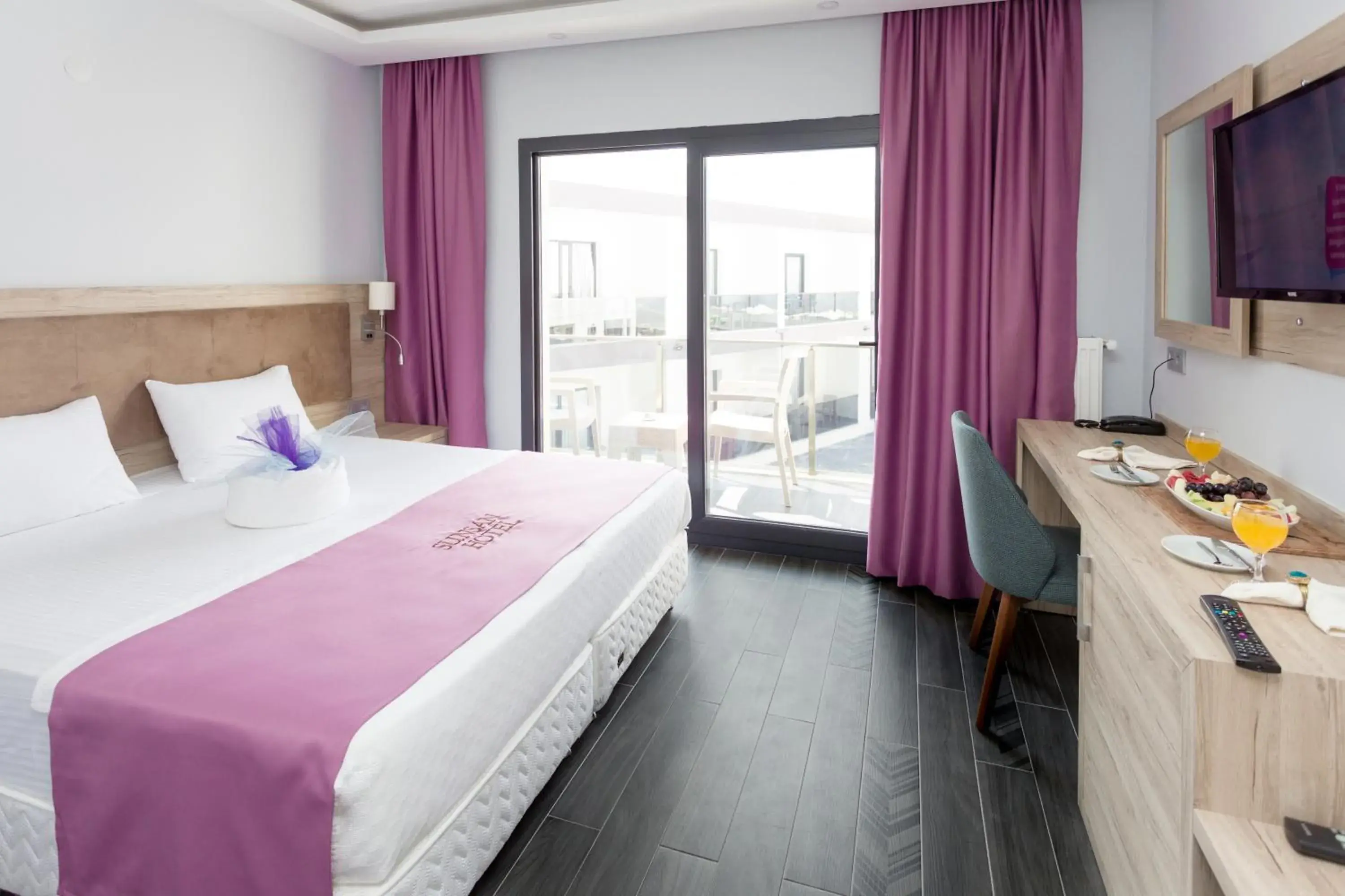 Double or Twin Room with Pool View in Sunsan Hotel Double or Twin Room with Pool View in Sunsan Hotel