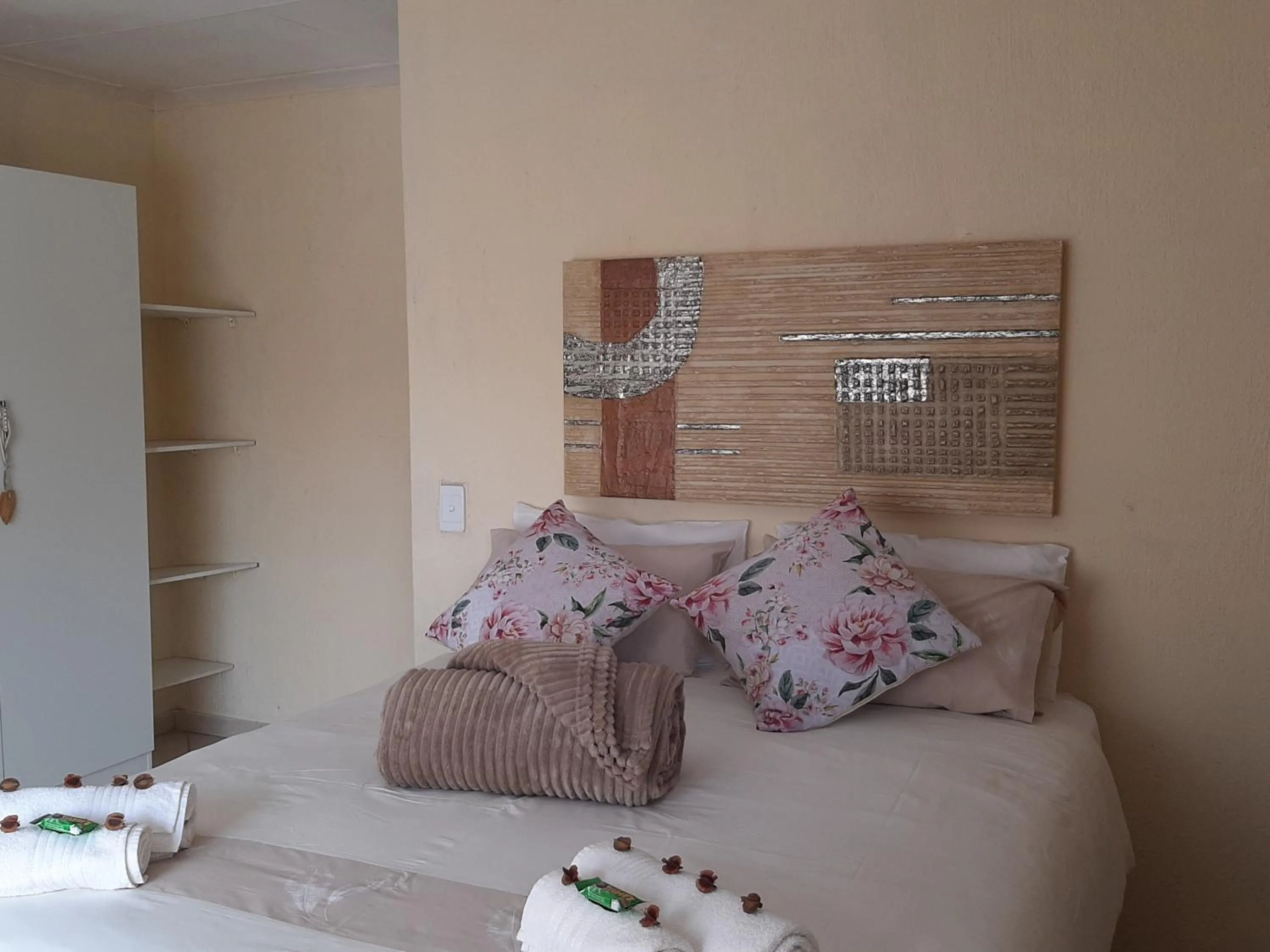 Comfort Triple Room with Shower - single occupancy in Aloes Bush Stay