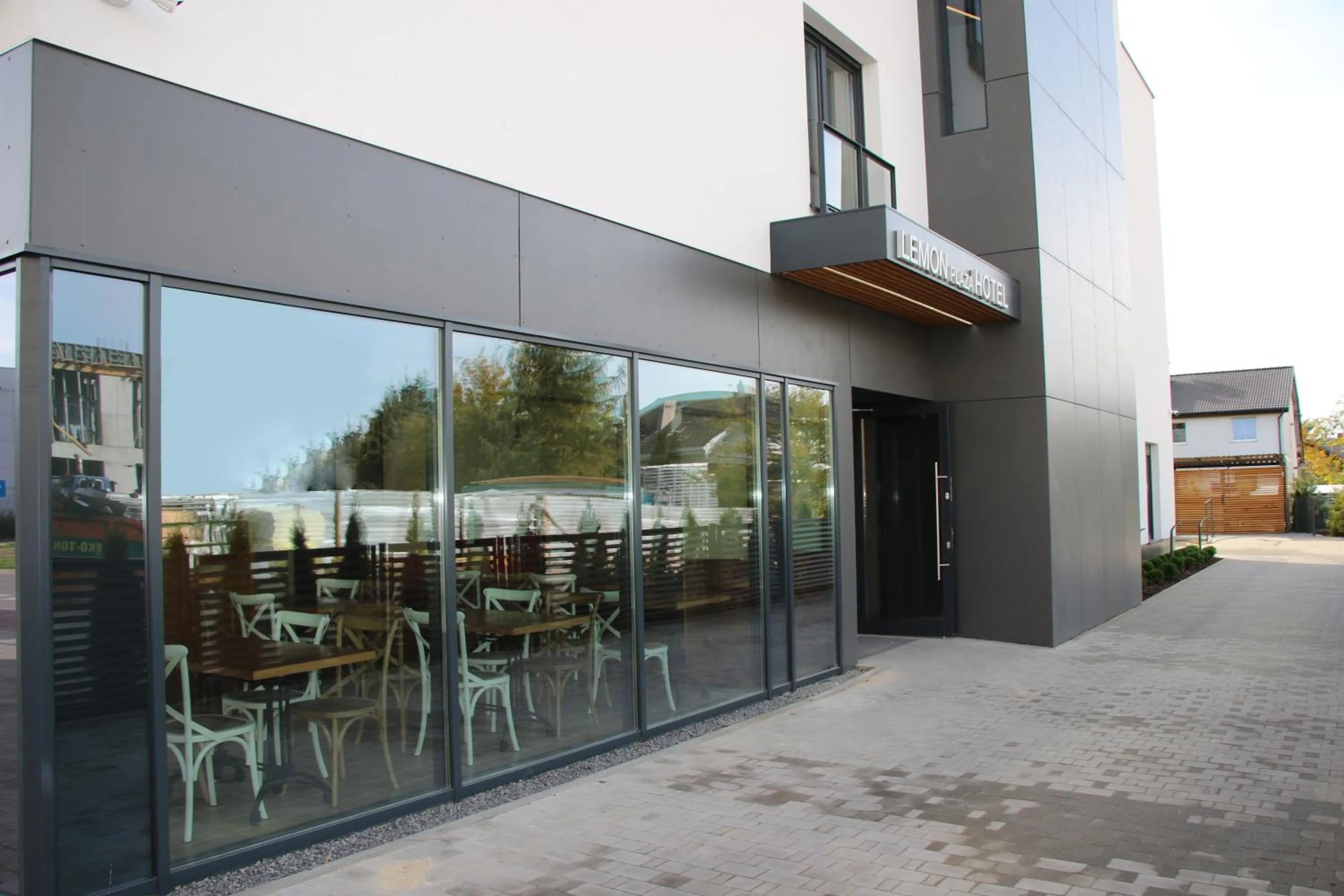 Restaurant/places to eat in Lemon Plaza Hotel